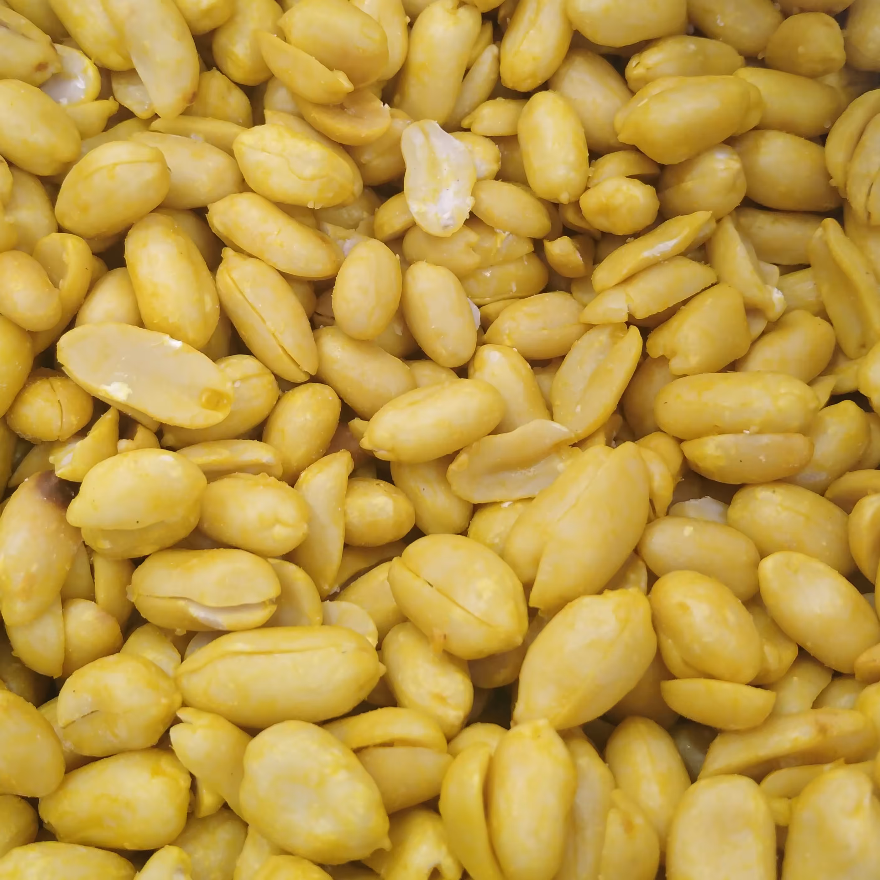 مغز بادام زمینی نیم کیلویی پوست کنده، بو داده و سرکه ای