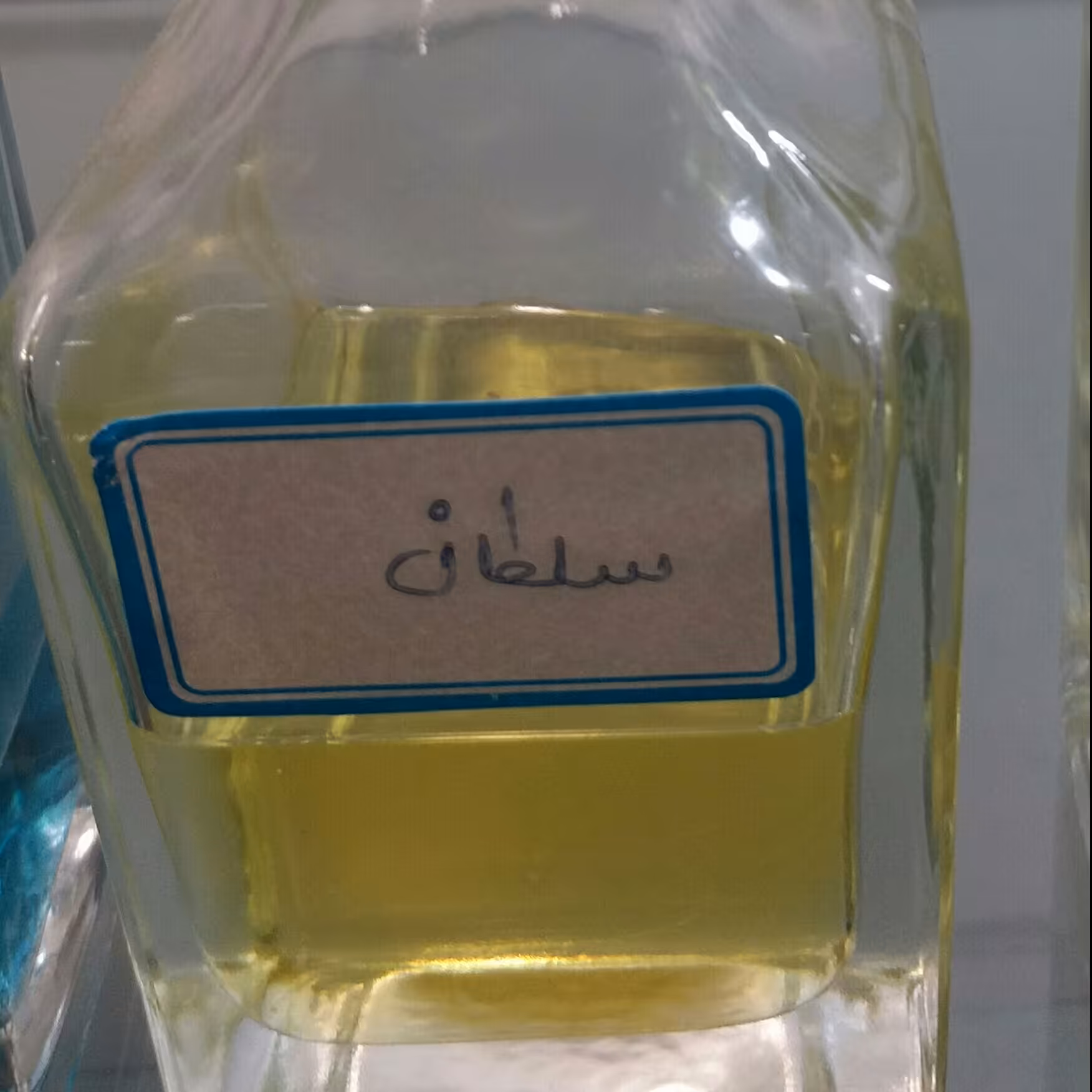 عطر سلطان با رایحه خنک و تند و گروه بویایی چوبی ادویه ای مناسب آقایان میباشد . ماندگاری تا 24 ساعت فروش از  5 میل 30 میل