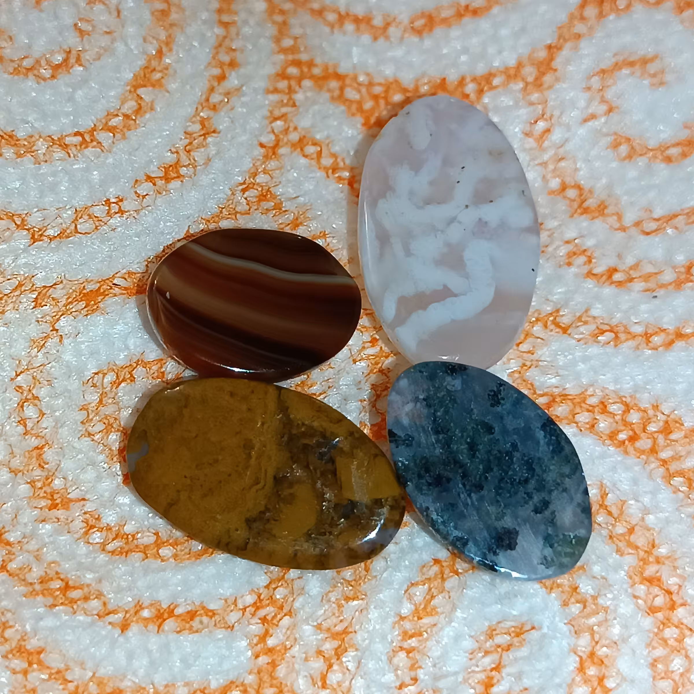 4 عقیق معدنی طبیعی زیبای خاص به قیمت عیدانه همش باهم 242 ه ت  تقدیم شما مدت محدود