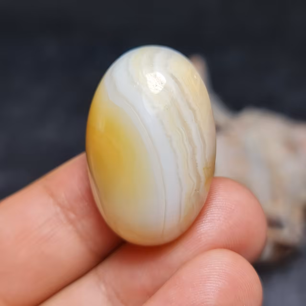   نگین درشت فوق العاده زیبای سنگ عقیق رگه سلیمانی اصل معدنی
کد  27168