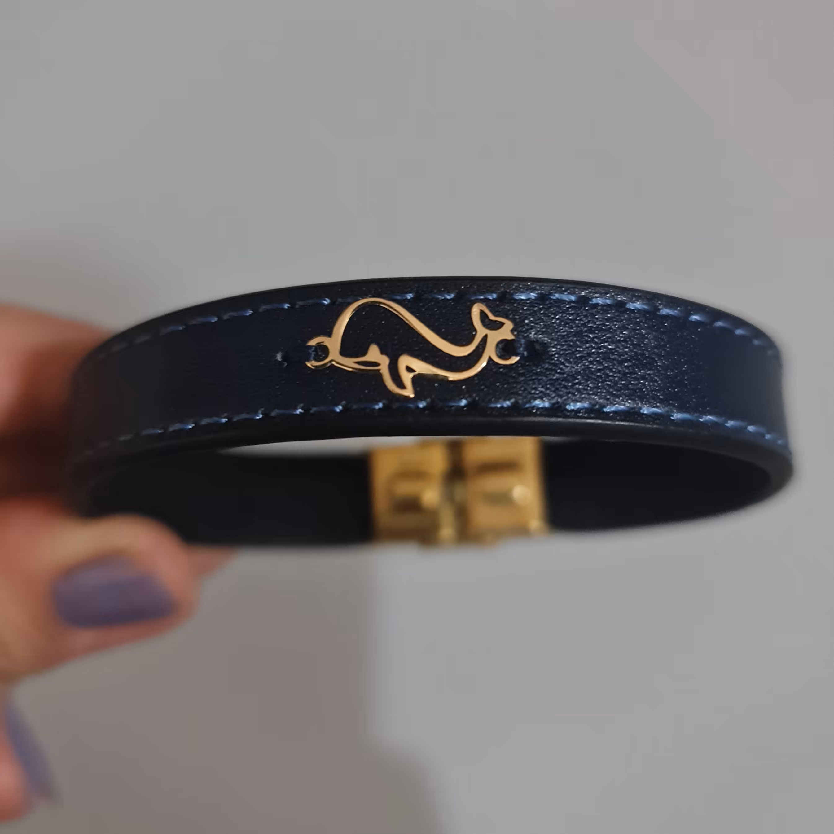 دستبند طلا طرح دلفین با بند چرم قابل استفاده مردانه و زنانه