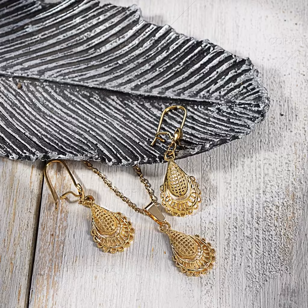 نیمست طلایی زنانه مدل 957 رنگ ثابت دارای جعبه و زنجیر 