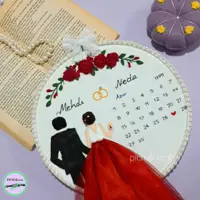 دیوار کوب تاریخ عقد گلدوزی شده با دست محصول پیچک قطر کار23 سانت و مطابق رنگبندی لباس عروس داماد و مچبند عروس