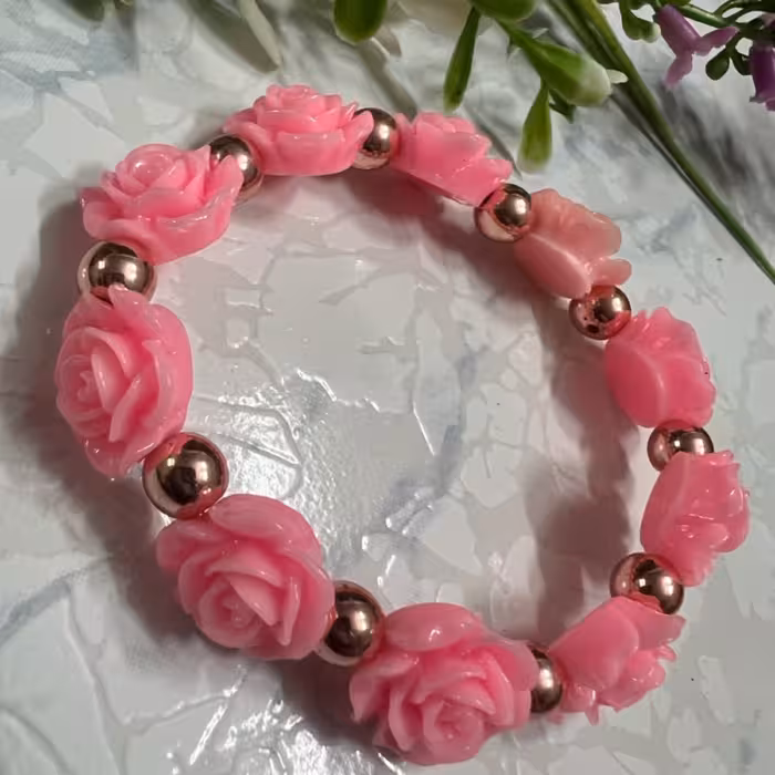 دستبند گل های  رز صورتی فیمو کشی با مهره های حدید رزگلد