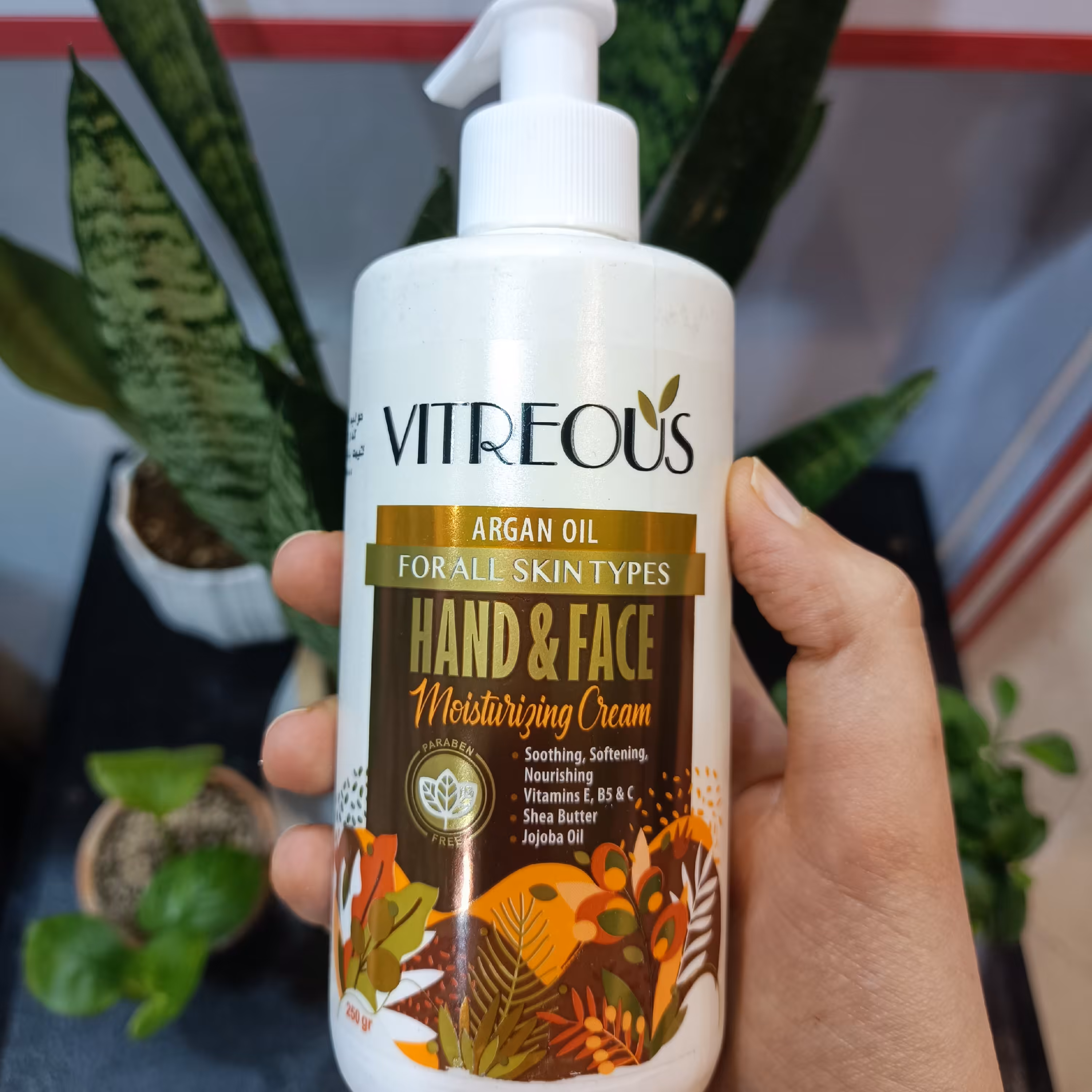 کرم مرطوب کننده دست و صورت ویتروس
حاوی روغن آرگان مناسب برای انواع پوست 250 گرم