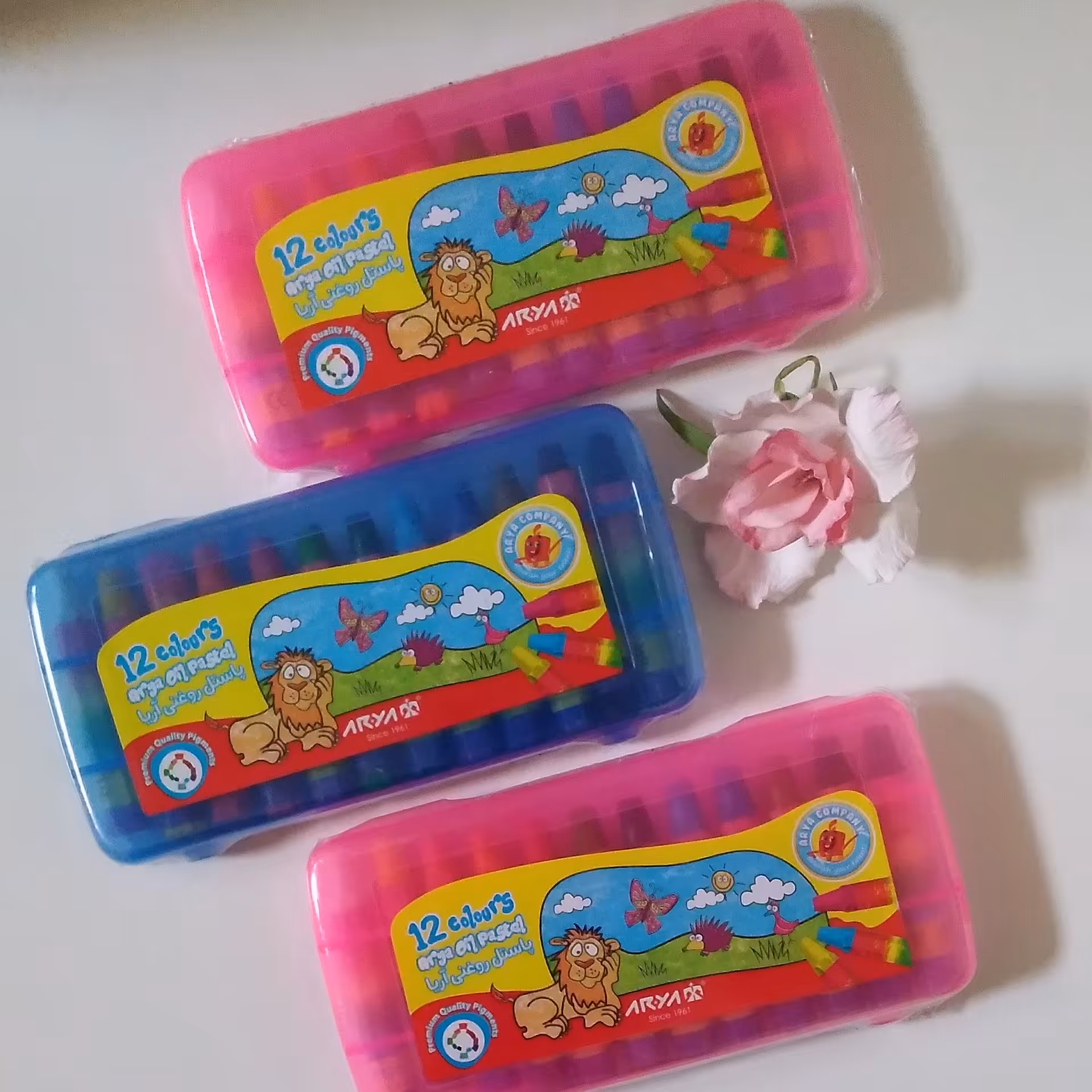 پاستل 12 رنگ اریا دارای جعبه طلقی در رنگ ابی و صورتی