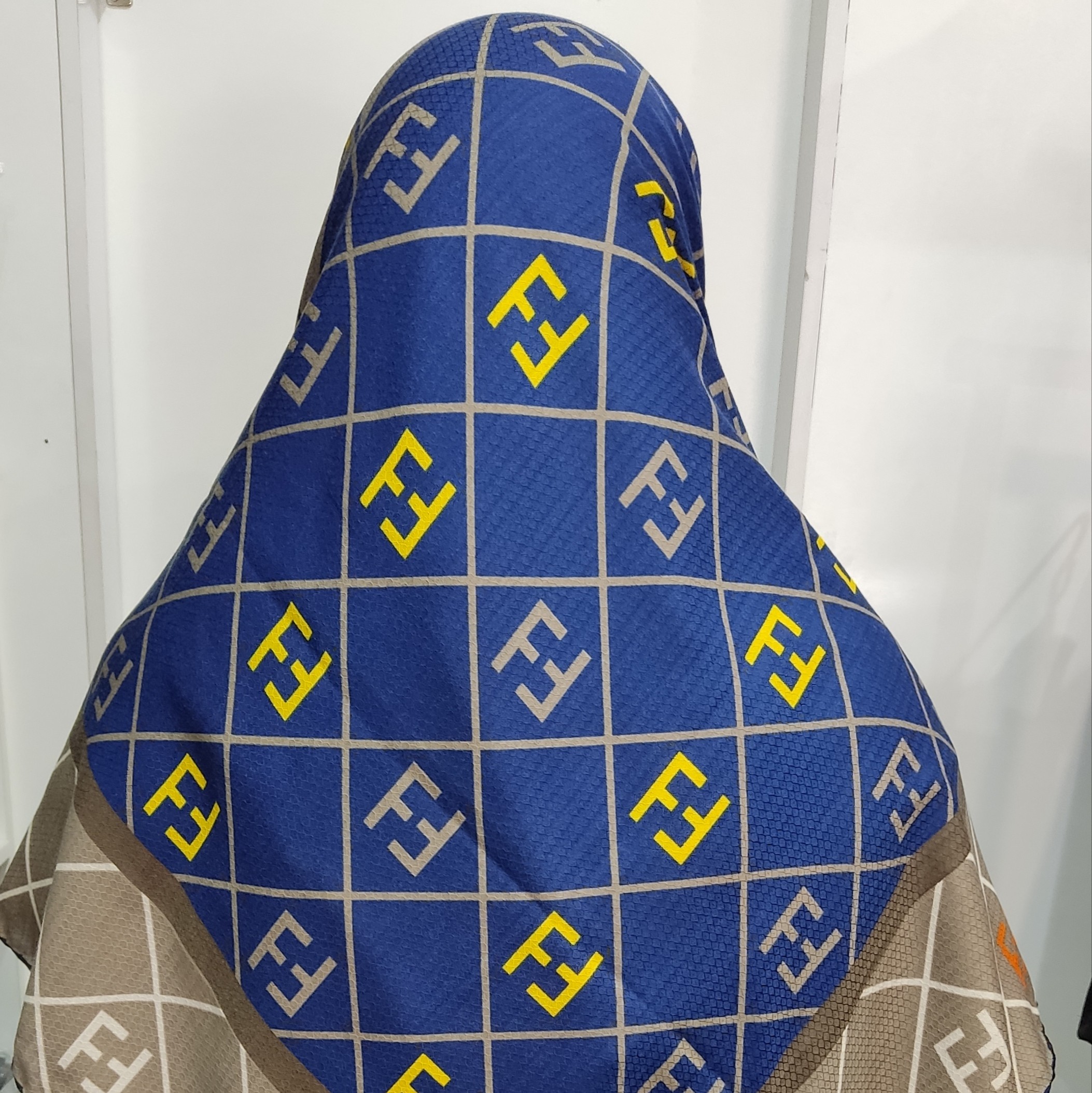روسری نخی دور دست دوز ،اصلا لیز نیست