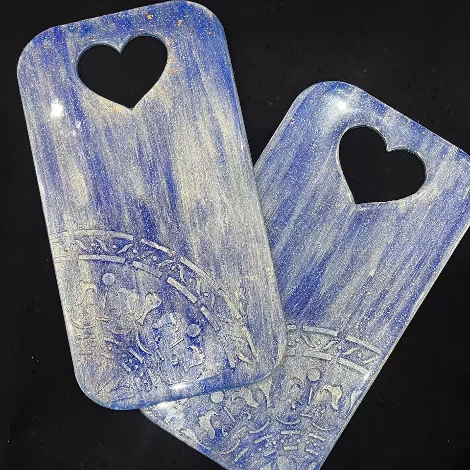 زیر لیوانی جنس MDF سه میل و روکش شده با رزین شاین دار، رنگ لاجوردی همراه با پتینه ی کاهی