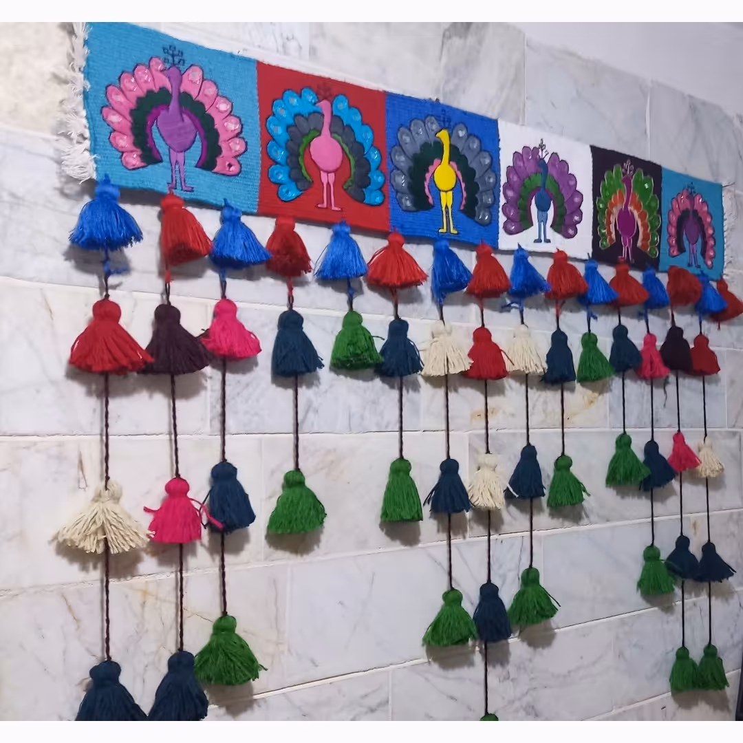 سردری گلیم بافت طرح طاووس آینه کاری شده (کتیبه دکوراتیو)