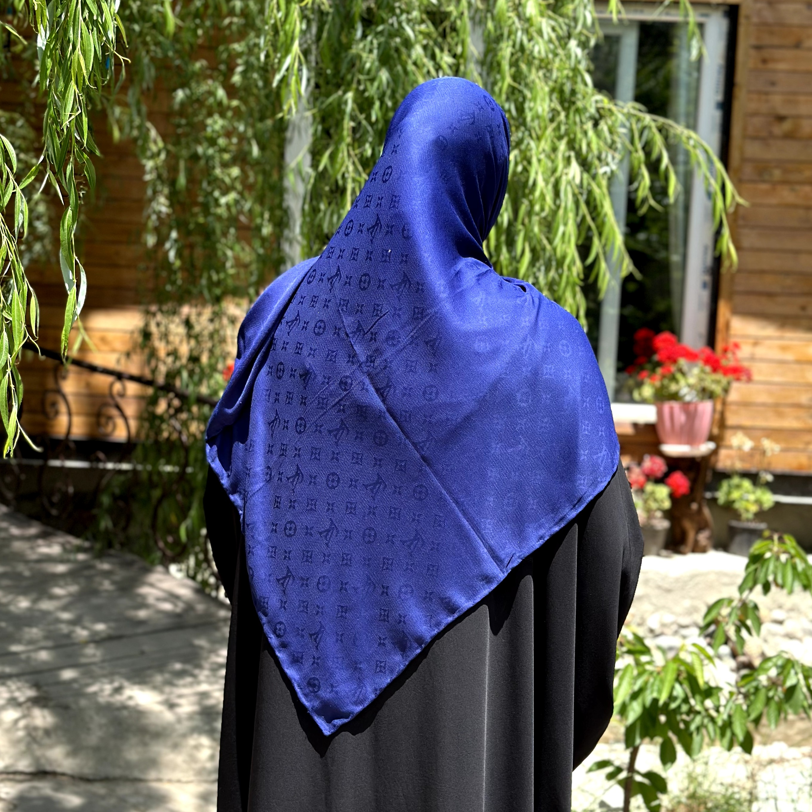 روسری سورمه ای نخ  ترک طرح ال وی قواره 140 دور دستدوز 