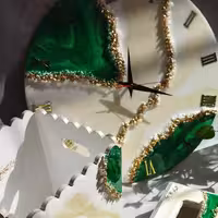 ست ساعت و جعبه دستمال کاغذی و سطل اشغال