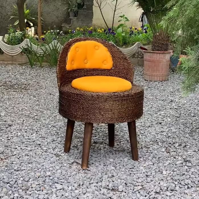 صندلی حصیری  پس کرایه دارد