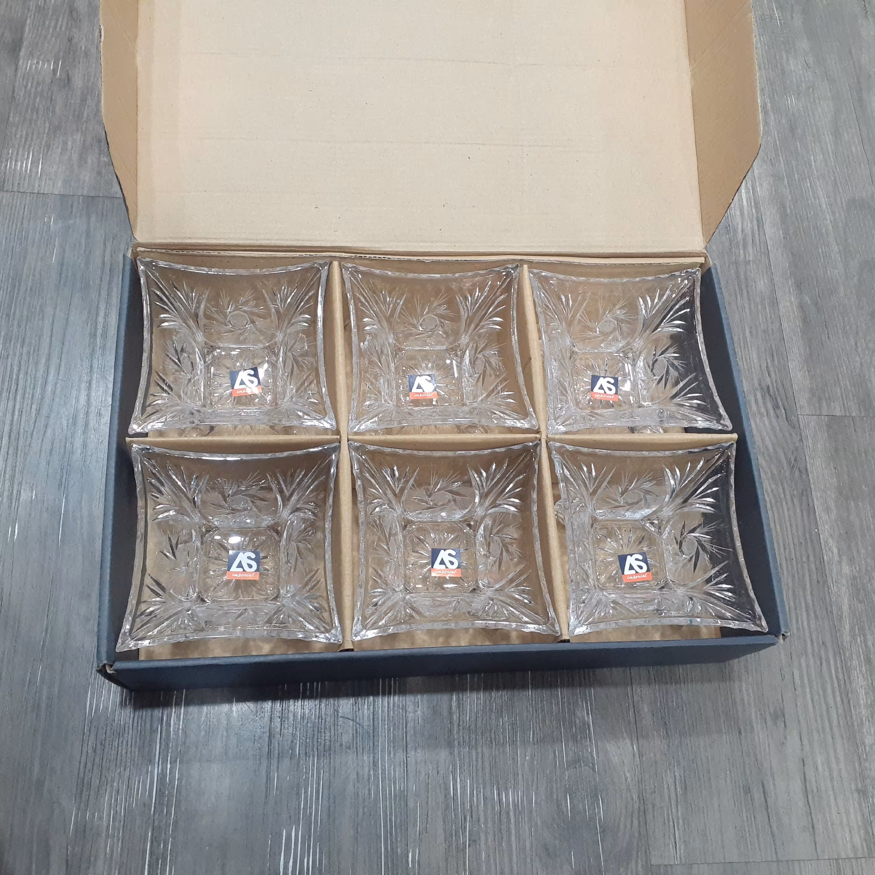 پیاله ی چهارگوش چهار پایه کریستال تراش خورشیدی مناسب سرو بستنی و تنقلات اجیل و ... کار شیک پذیرایی وارداتی کیفیت عالی 