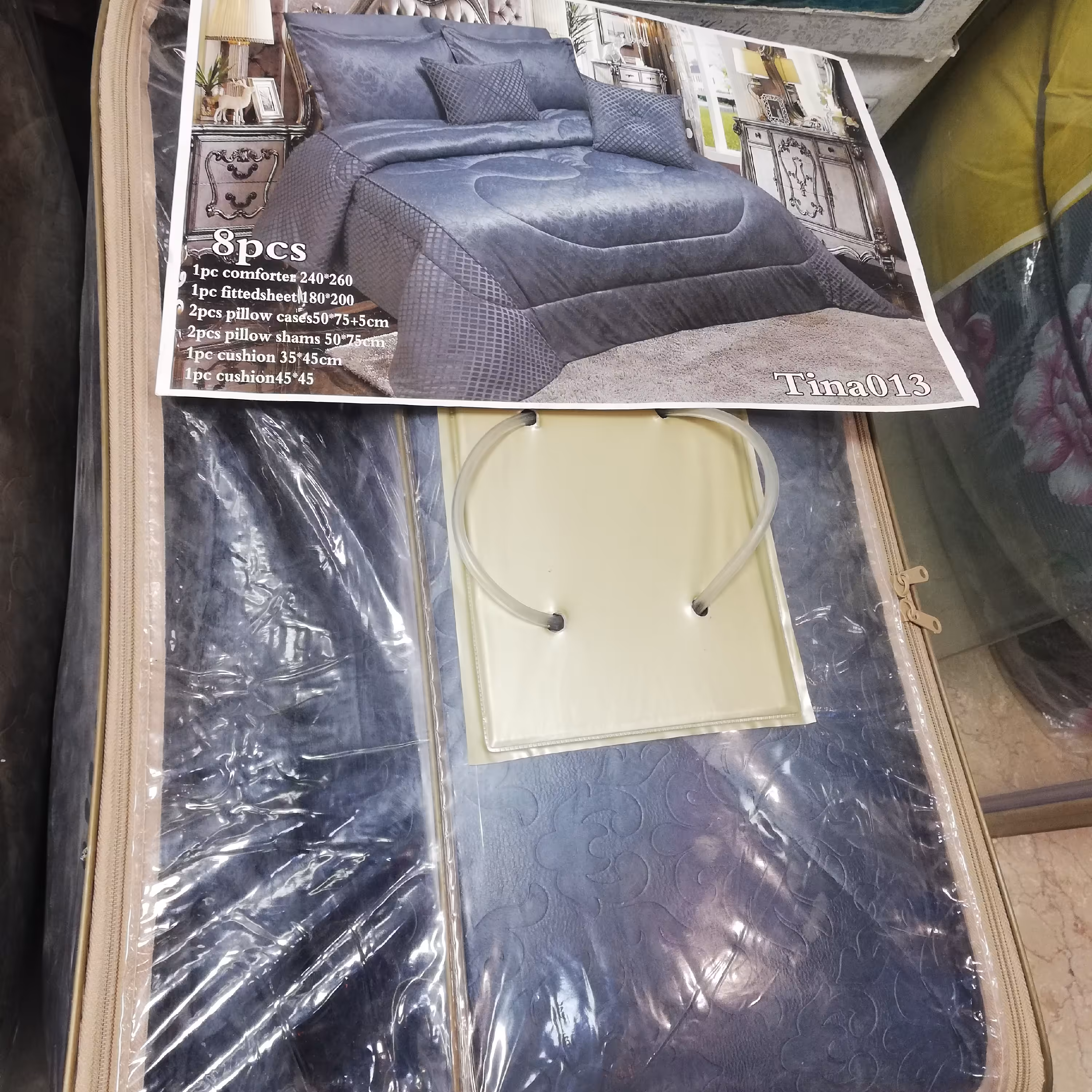 روتختی دونفره مخمل طرح چرم ترک دودی  8 تکه   ابعاد 240 در 260 سانتیمتر    وزن 6500 گرم