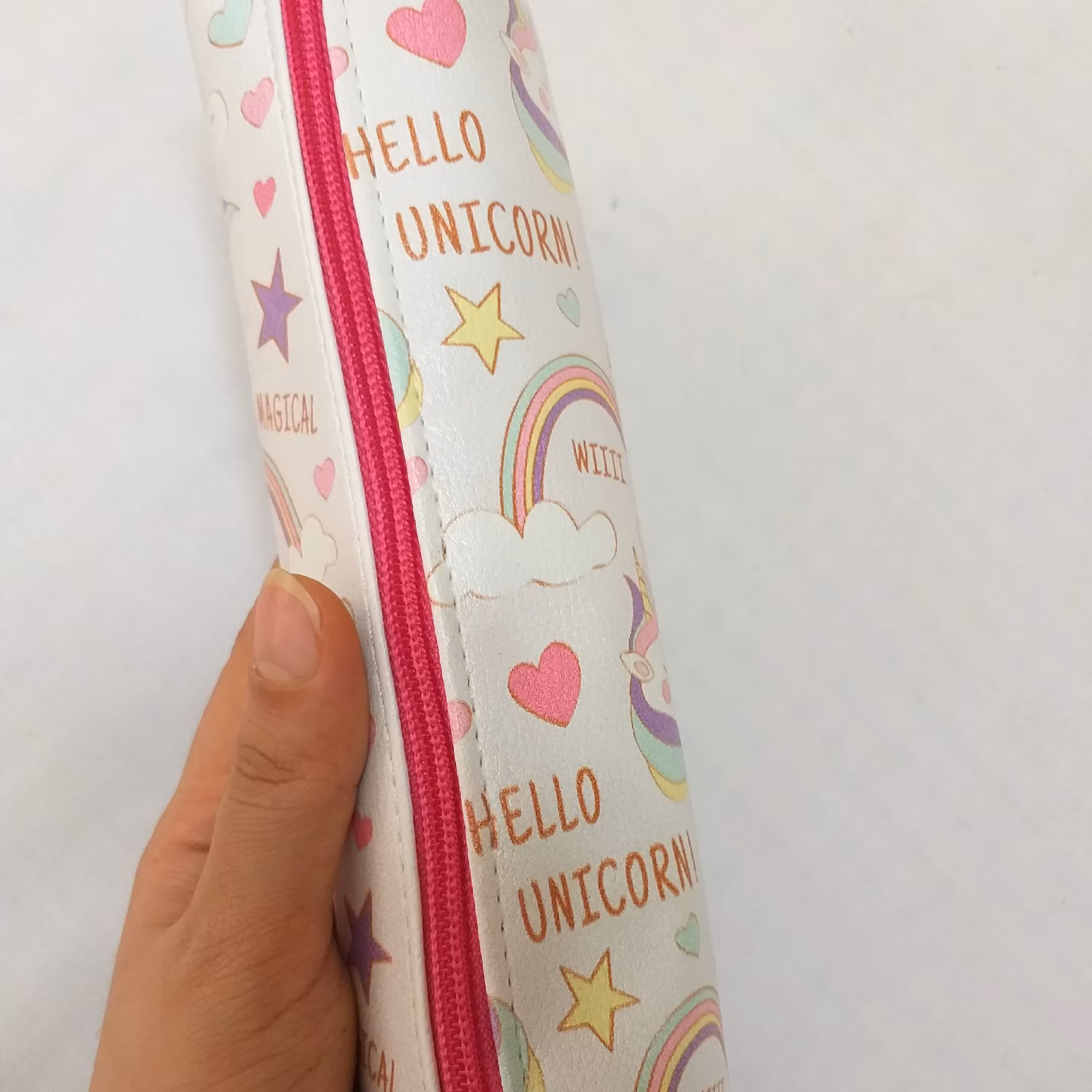 جامدادی فانتزی
طرح یونیکورنی 
بسیار شیک و دخترانه
تمام دست دوز