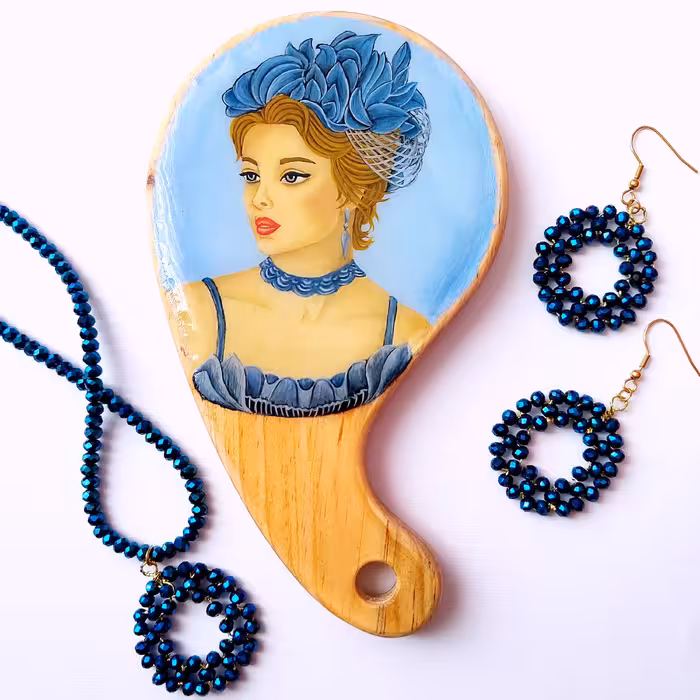 آینه دستی  چوبی مدل گرد طرح زن انگلیسی کد 2 نقاشی رنگ روغن با پوشش رزین و قابل شستشو