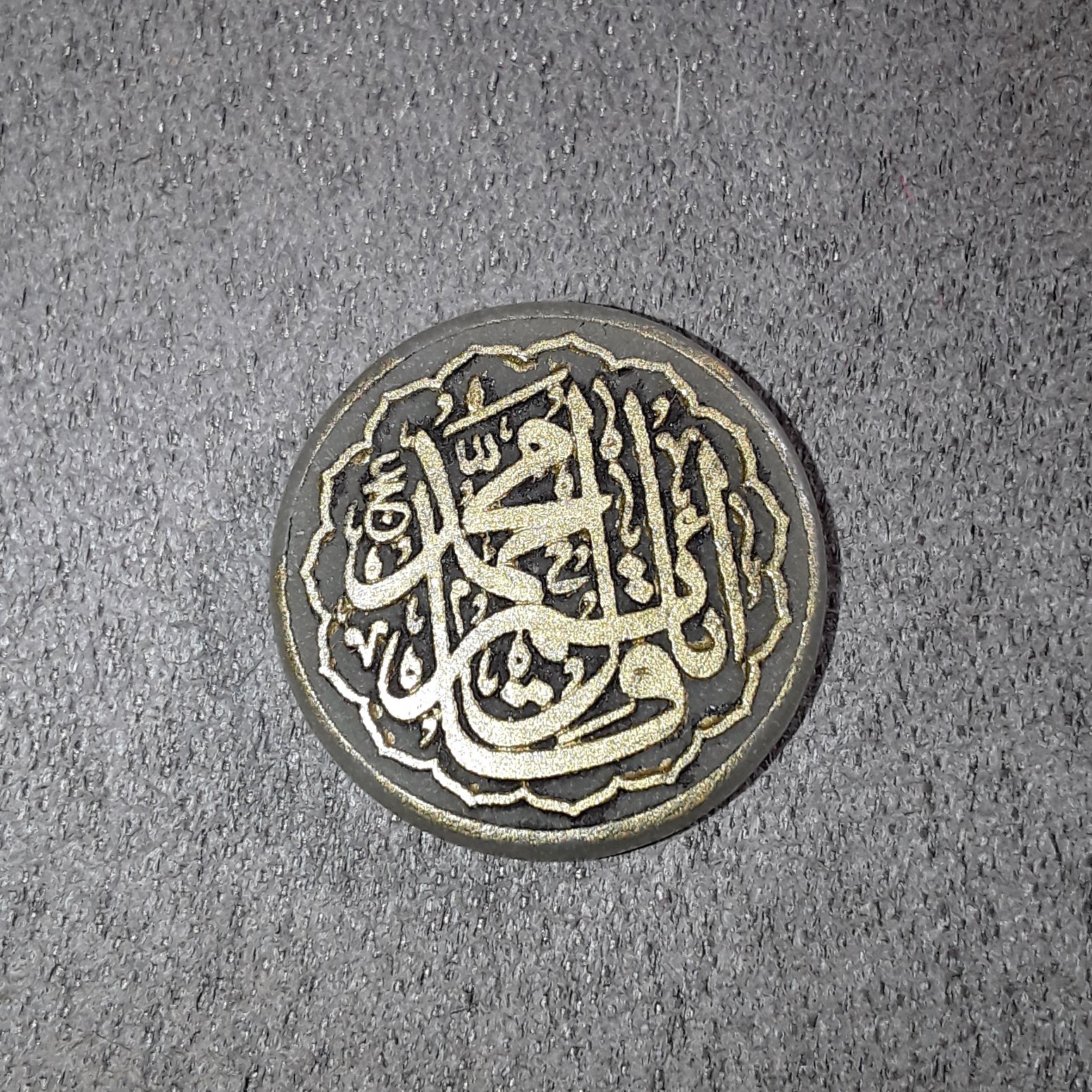 نگین یاگردنی بینهایت زیبای یشم طبیعی حکاکی شده بارنگ طلایی