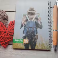 دفتر مشق 100 برگ سیمی شفیعی کلاسیک طرح مرد مسافر جلد طلقی 