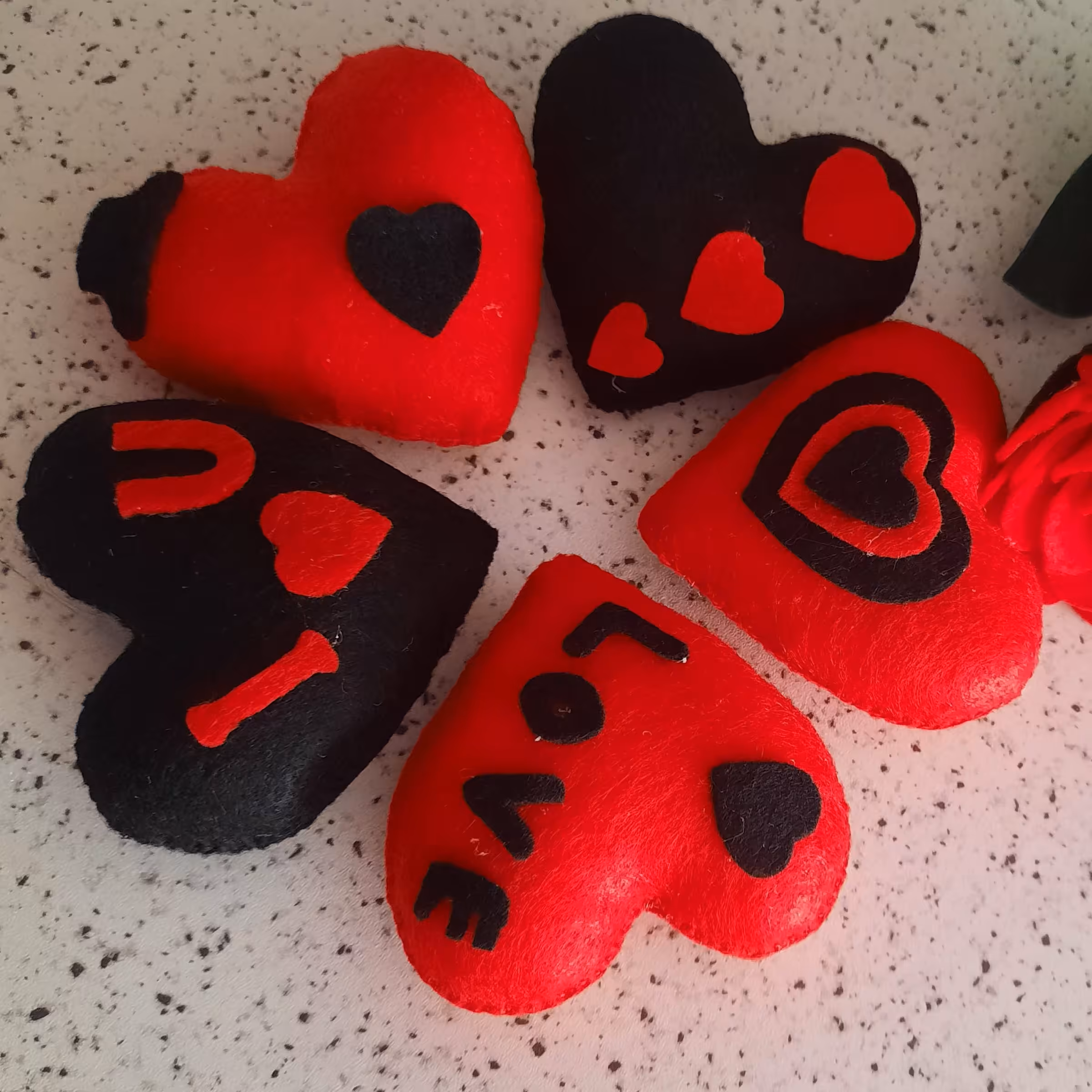 قلب نمدی قابل سفارش به صورت ساده و تزئین شده