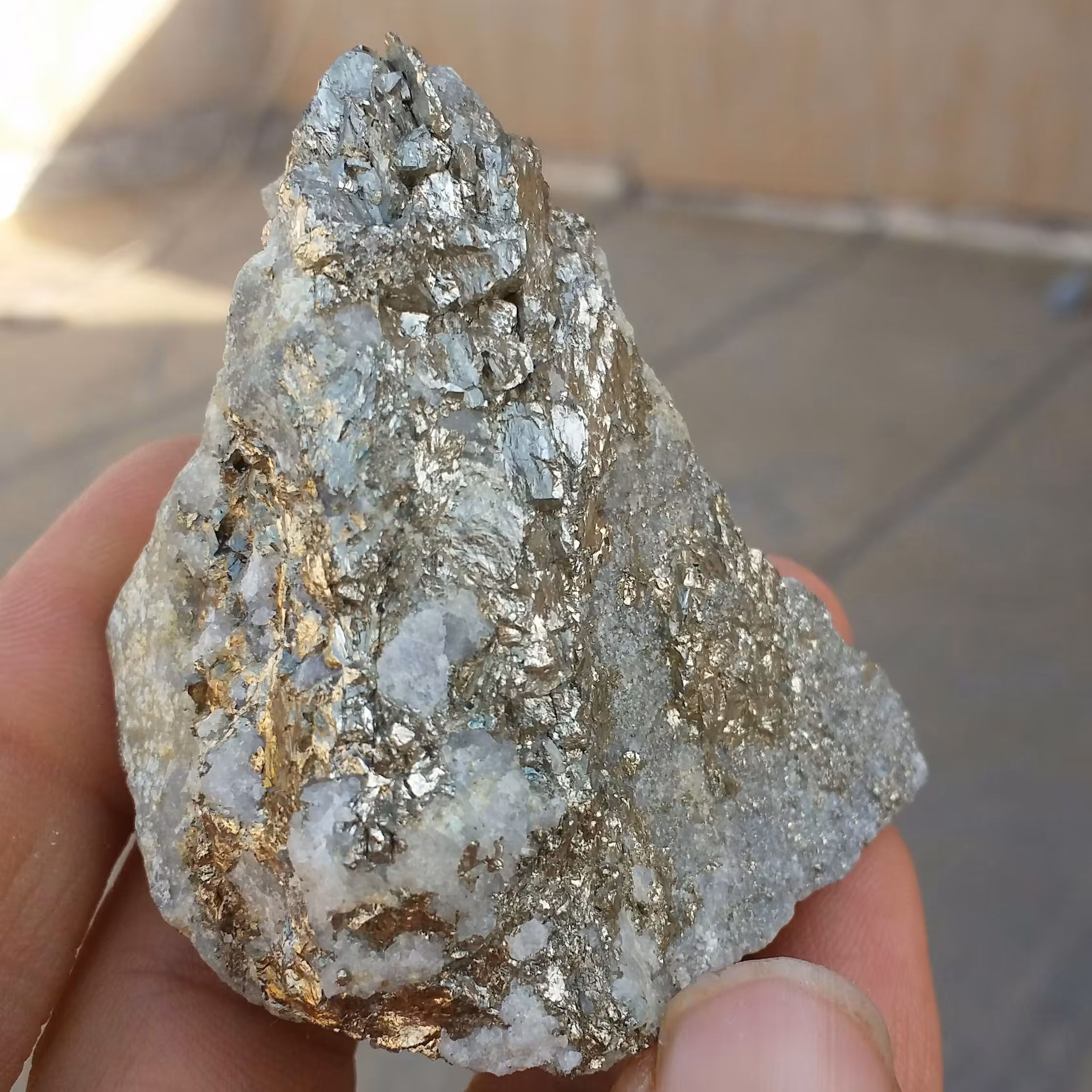 نمونه فوق کلکسیونی درشت سنگ راف  پیریت طلایی ملقب به سنگ طلا همرشدی با بورنیت 100 در 100 طبیعی شاهکار خلقت
کد 9363