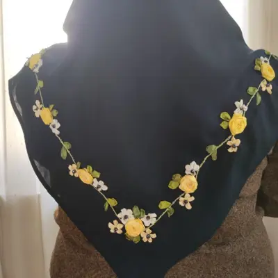 روسری کرپ حریر حاشیه دوزی شده با روبان مجستیک ونخ ابریشم