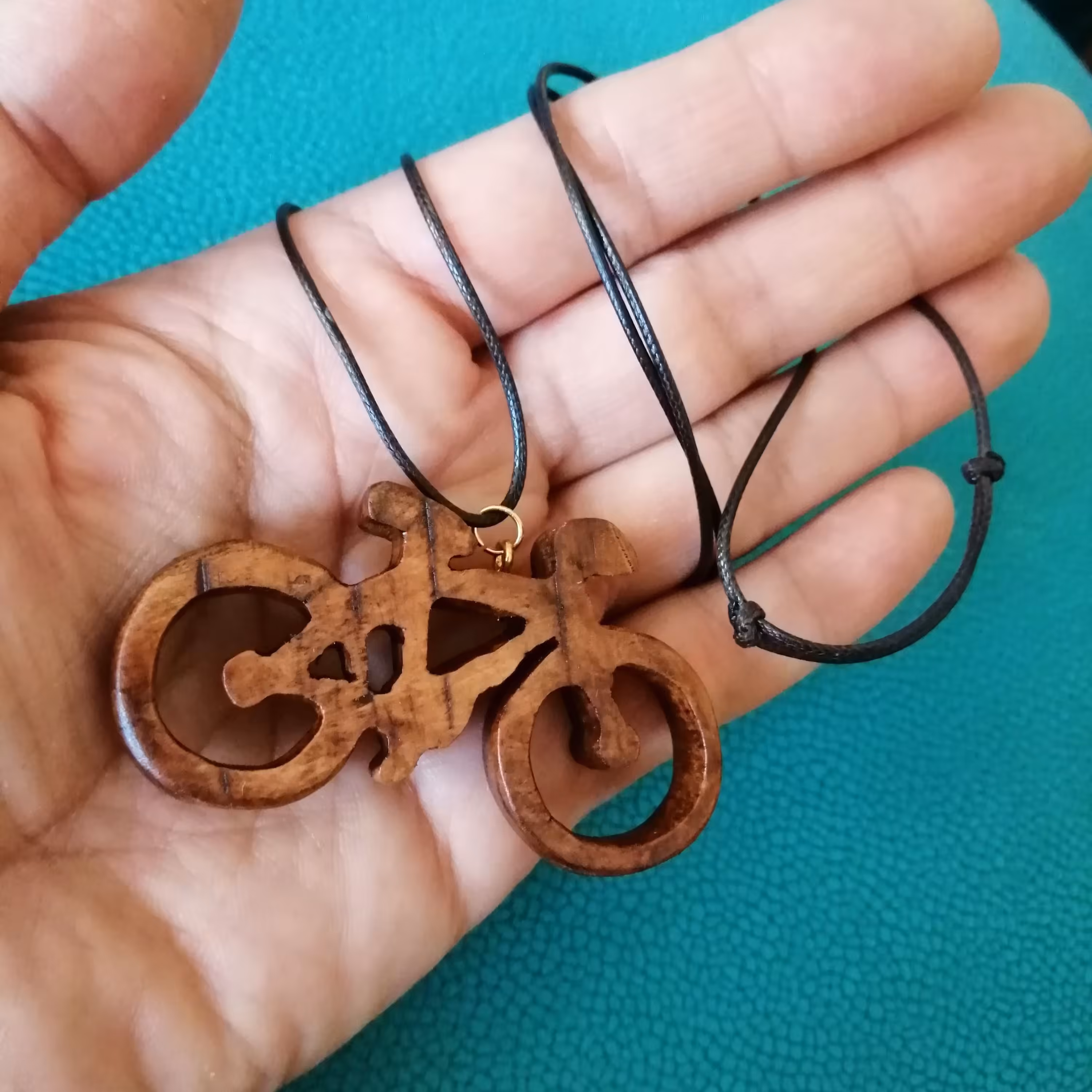 گردنبند چوبی طرح دوچرخه