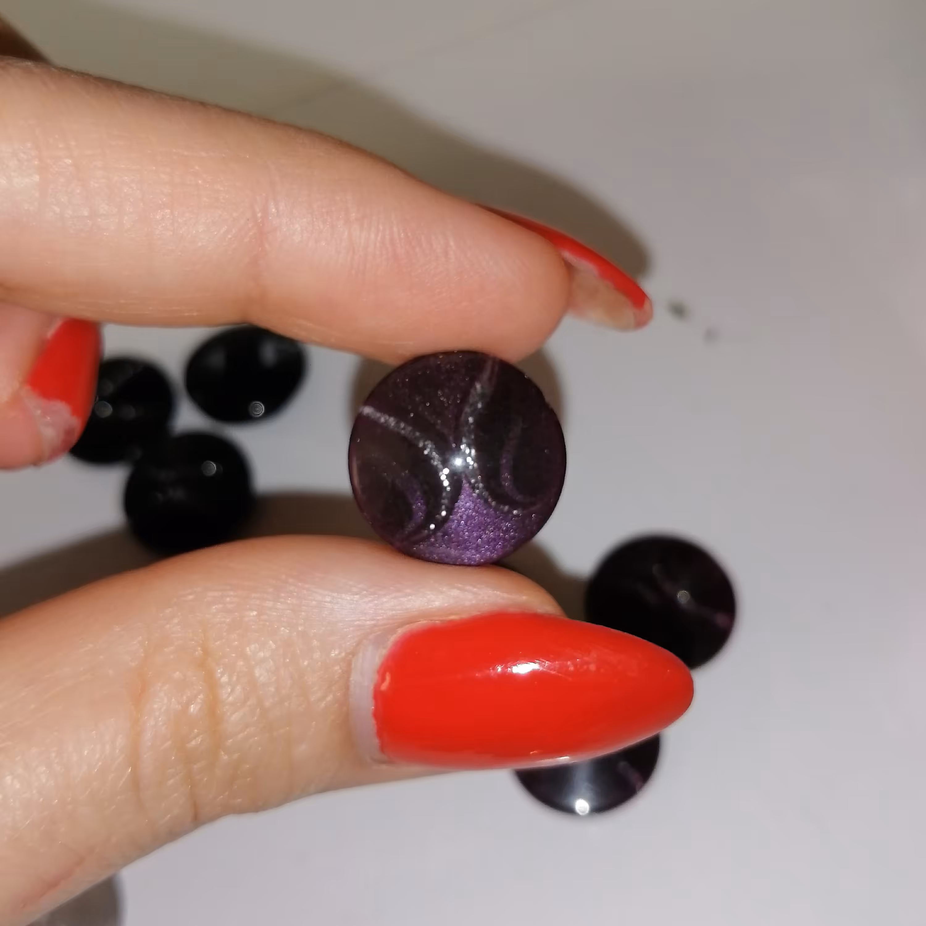 دکمه لباس بادمجونی دایره اکلیلی شیشه ای  بسته 4 عددی     