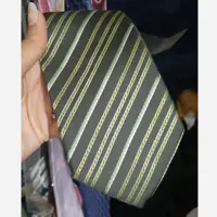 کراوات سیاه و سبز کجراه(کروات مشکی کج راه راهراه راه راه) با خط های سبز
