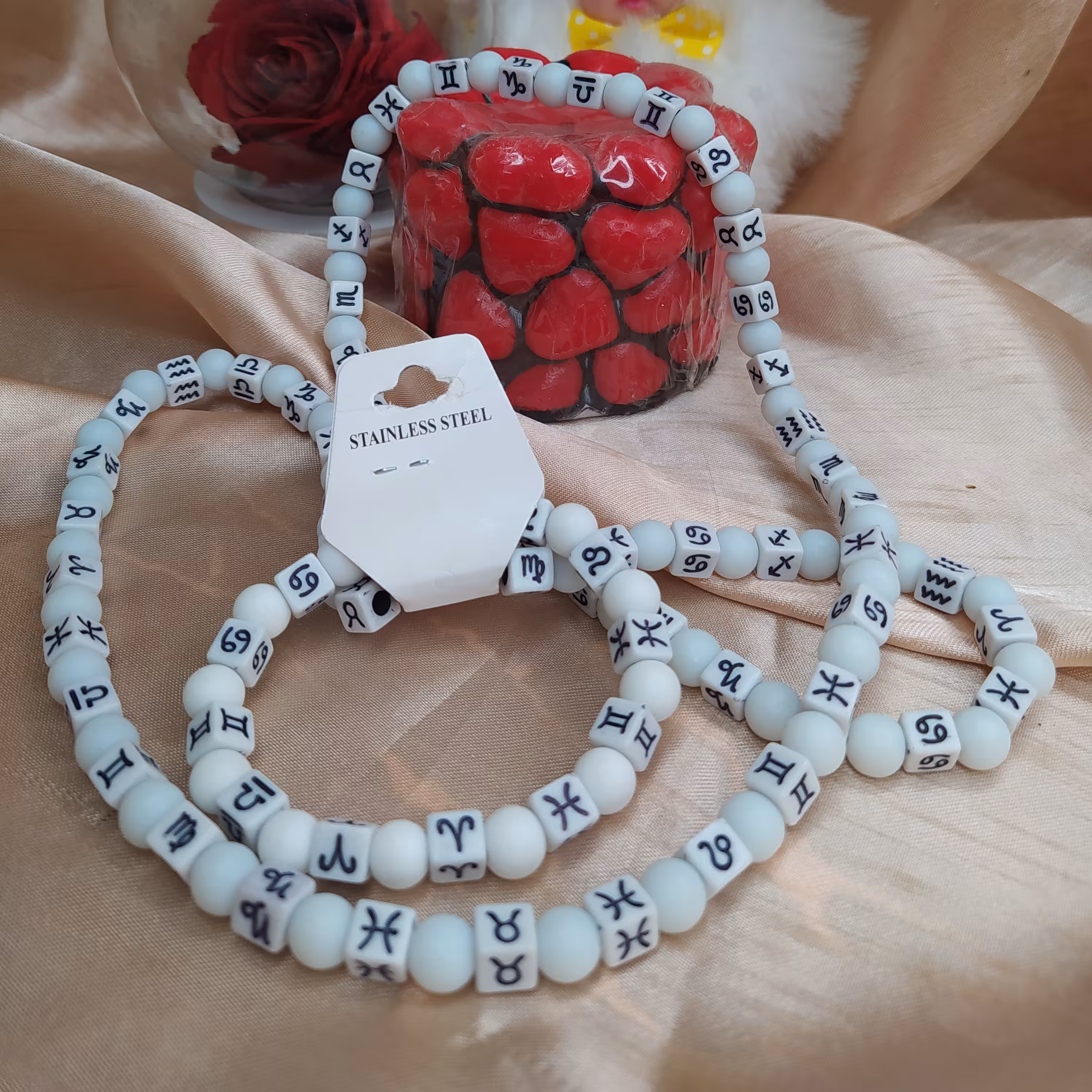 گردنبد و دستبند ست  رنگ سفید برای دیدن رنگ بندی بیشتر پیام بدید