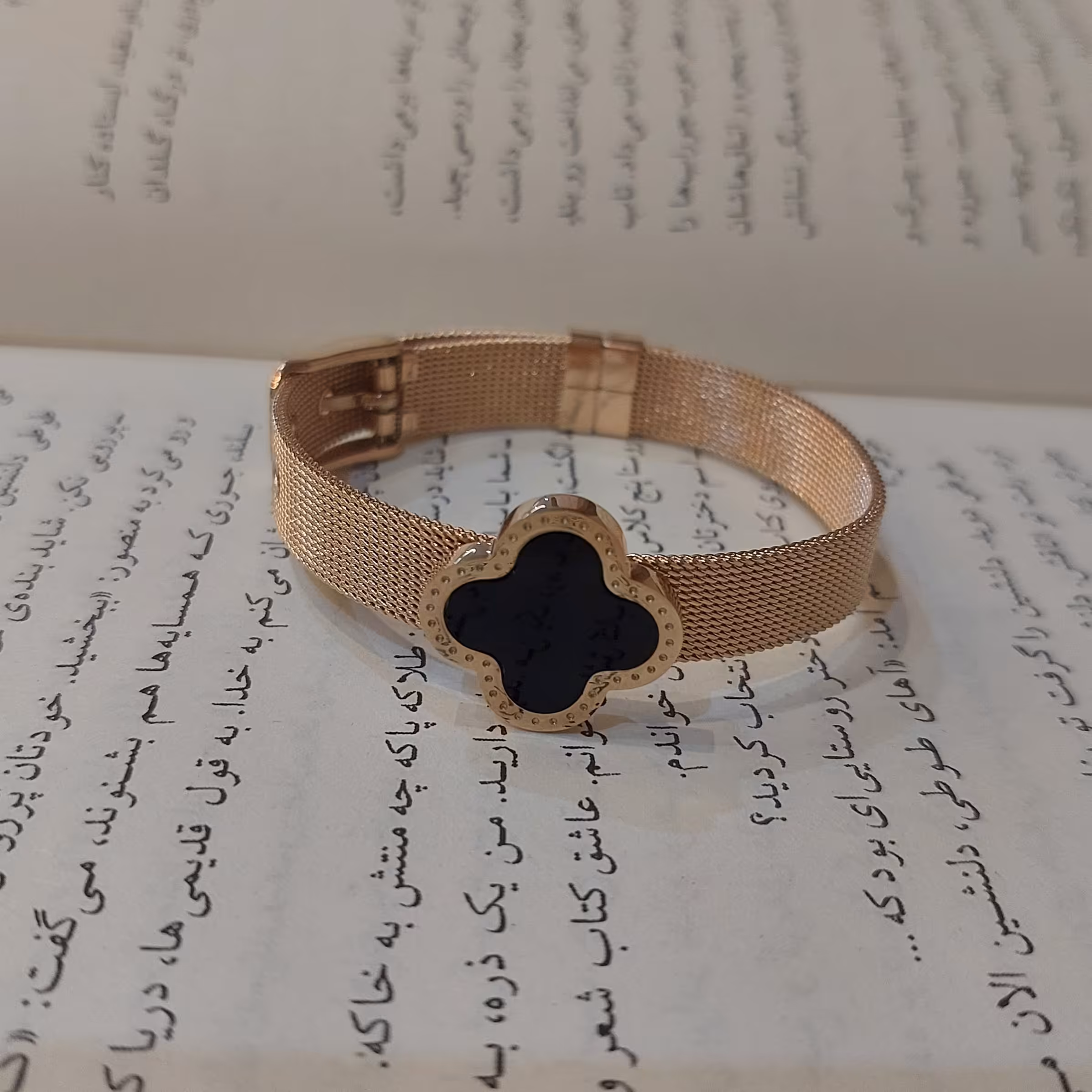 دستبند بولگاری  مدل  قفل ساعتی رنگ رزگلد 