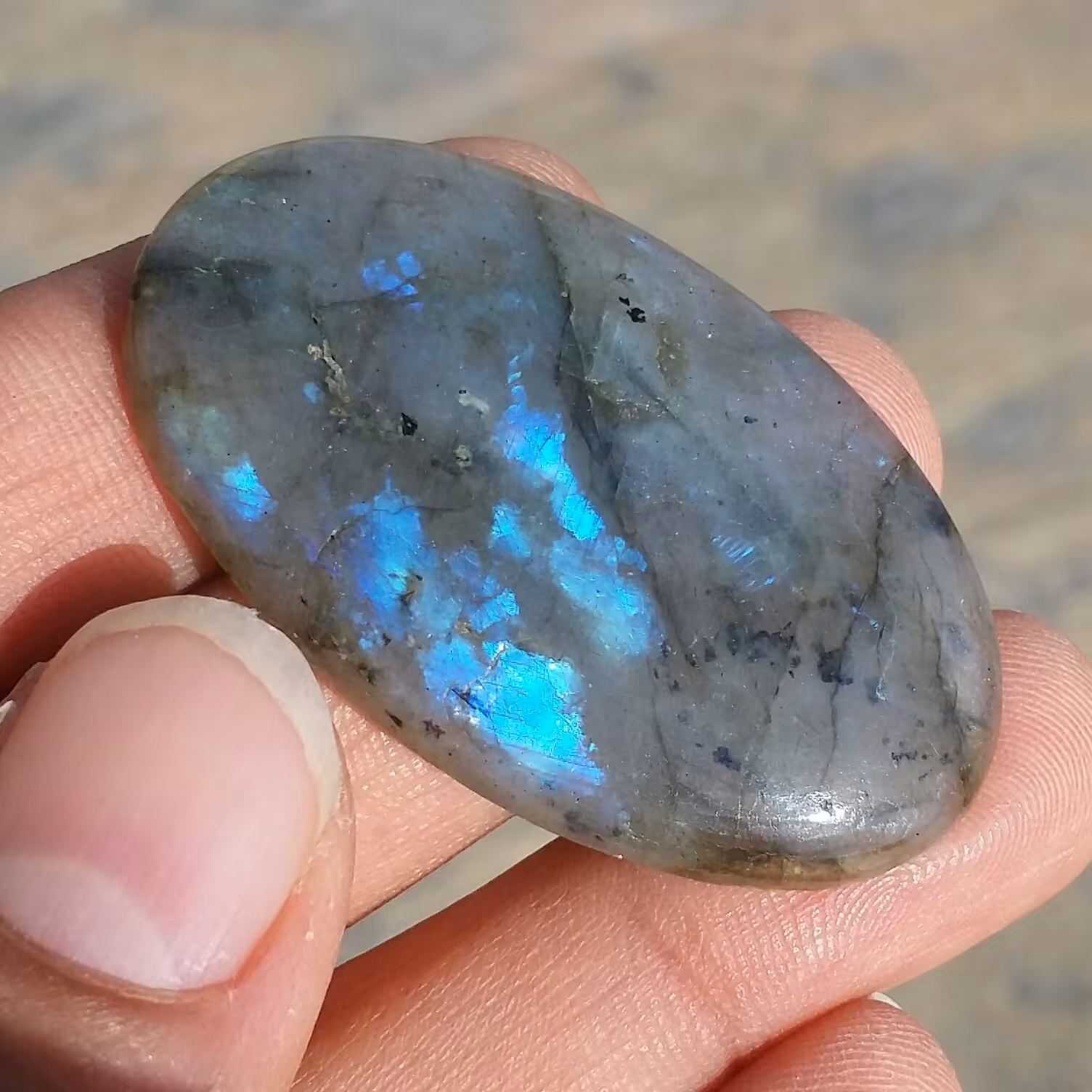 نگین لابرادوریت وارداتی از کشور لابرادور کانادا با تلالوئی بی نظیر و چشم نواز کد 10117