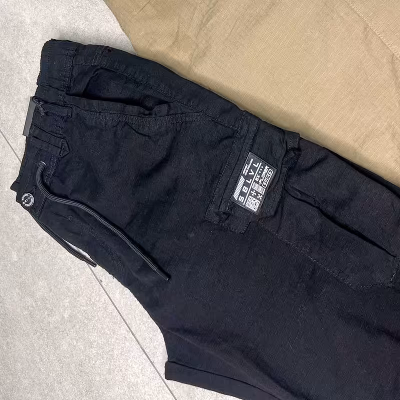 شلوار کارگو در  دو نگ مشکی و خاکی ، بسیار شیک با جنسی عالی و قیمتی باورنکردنی ،مناسب برای آقایان و بانوان 