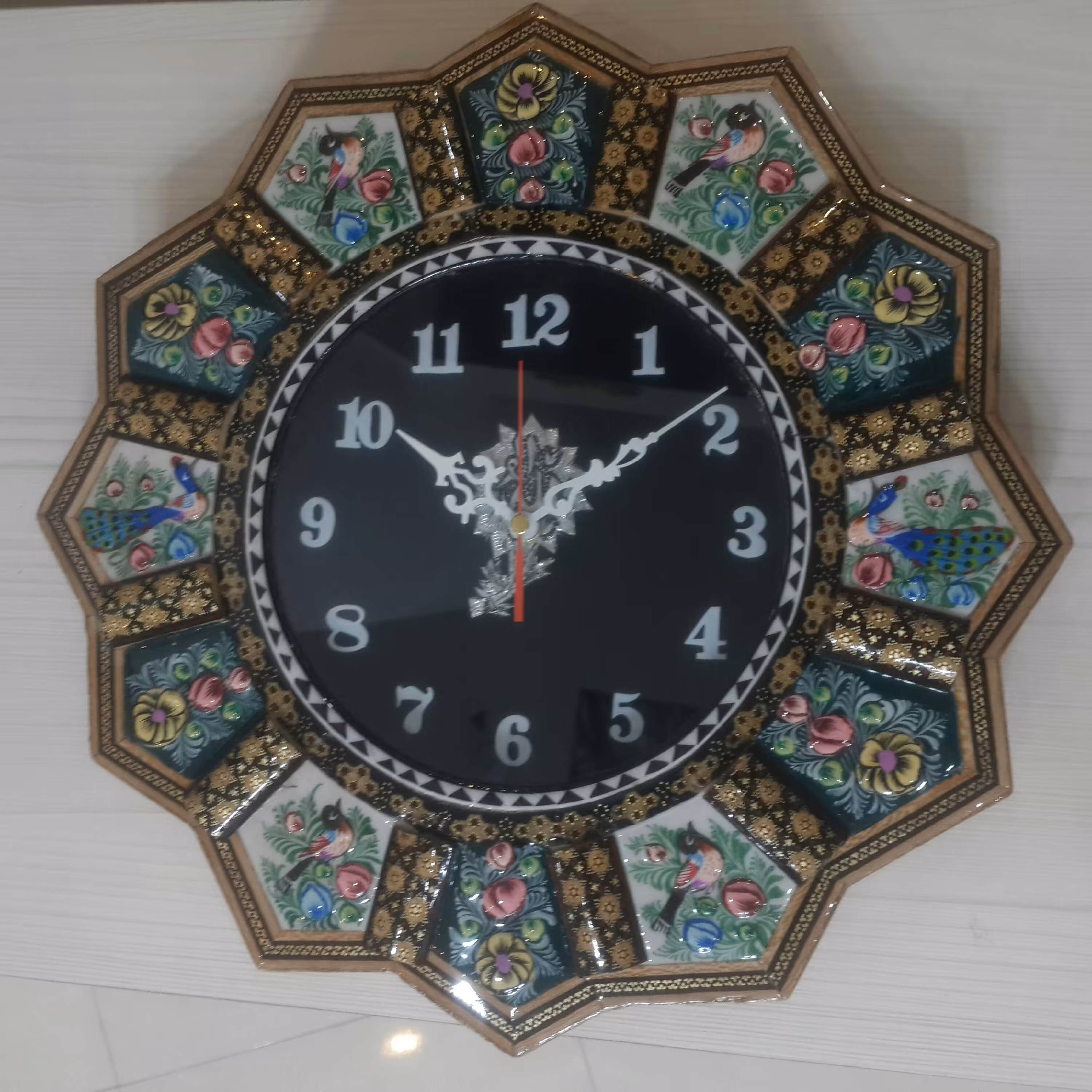 ساعت خورشیدی مینا و خاتم کاری روی چوب (دارای قلم زنی مس)