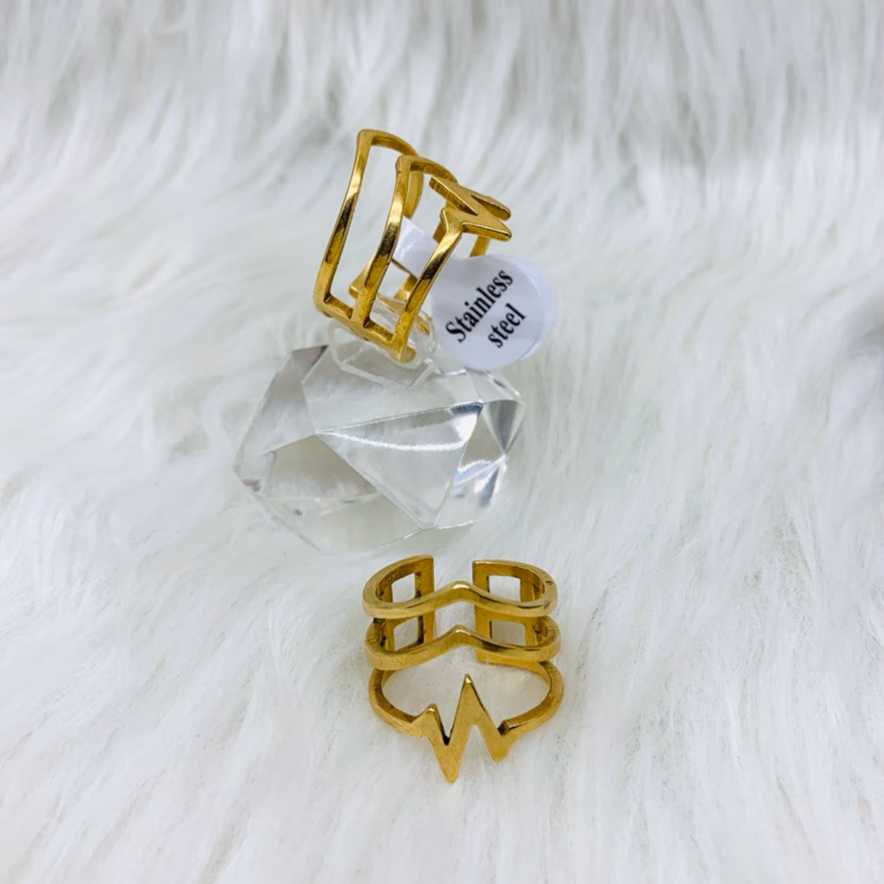 انگشتر مدل خاص جنس بدنه استیل با آبکاری طلا و رنگ ثابت و ضد حساسیت فری سایز 