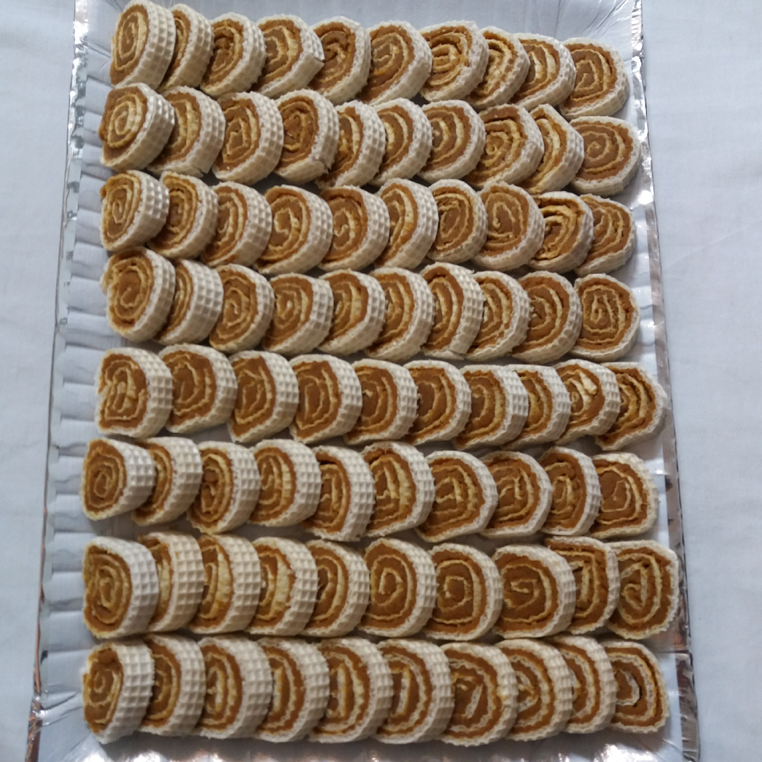 حلواسنتی زعفرونی رولتی یک کیلوگرمی  هزینه ارسال  با مشتری و یا تحویل حضوری