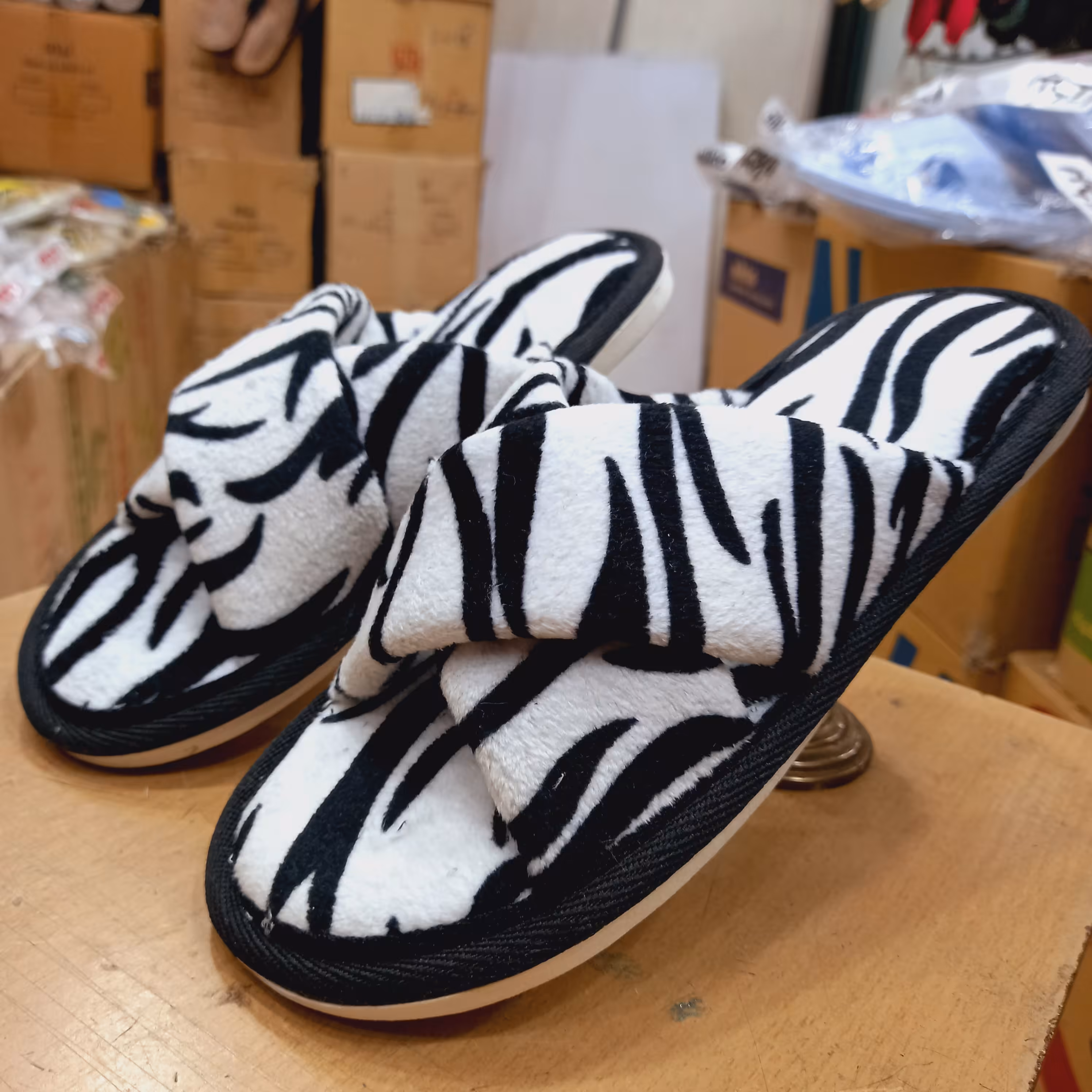 دمپایی حوله ای زنانه مدل ببری نیکتا ، رنگ سفید ، میان سایز 36/37 ، 38/39 ،40/41،قابل شستشو ،بسیار نرم و مقاوم