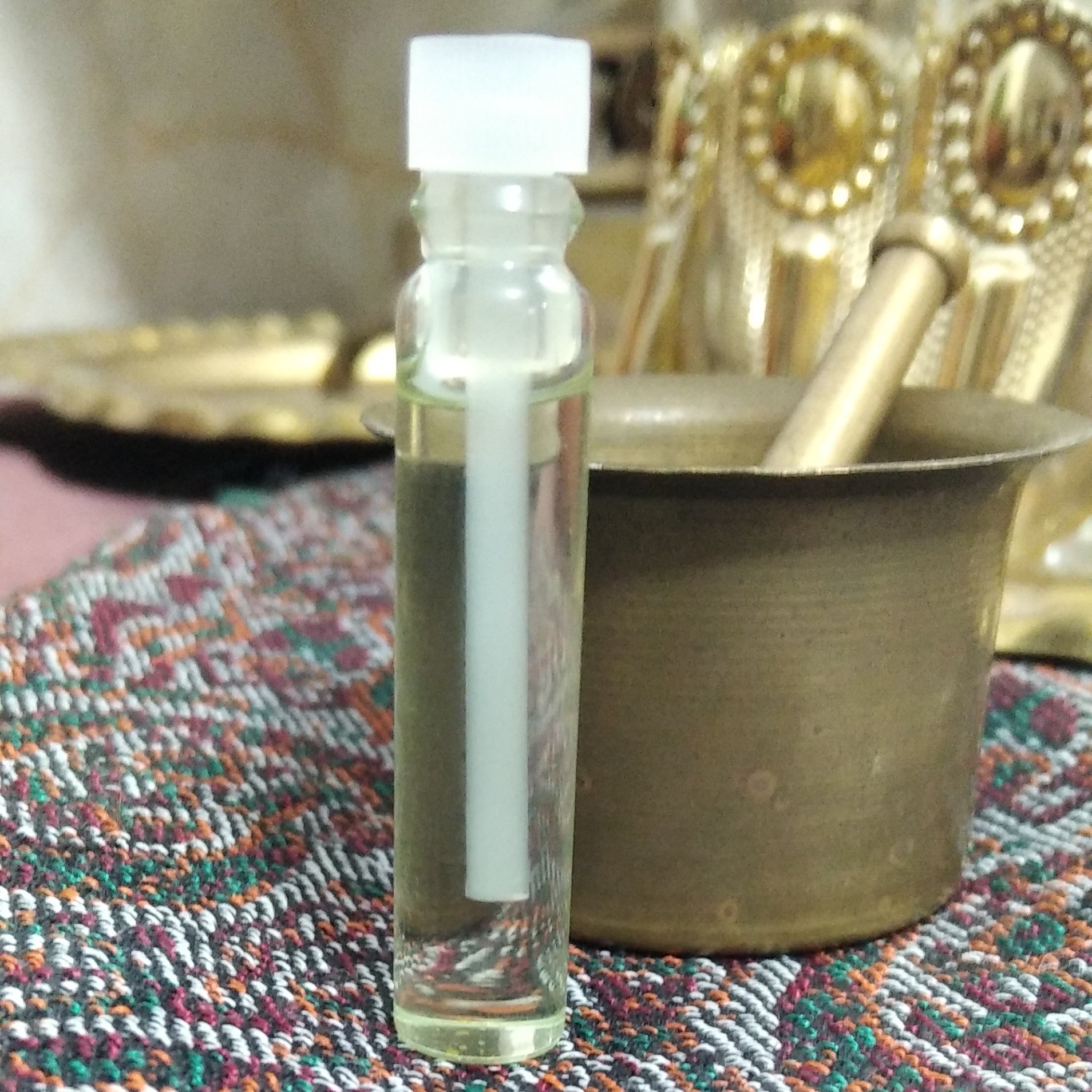 عطر گل محمدی قمصر در ظرف های یک گرمی