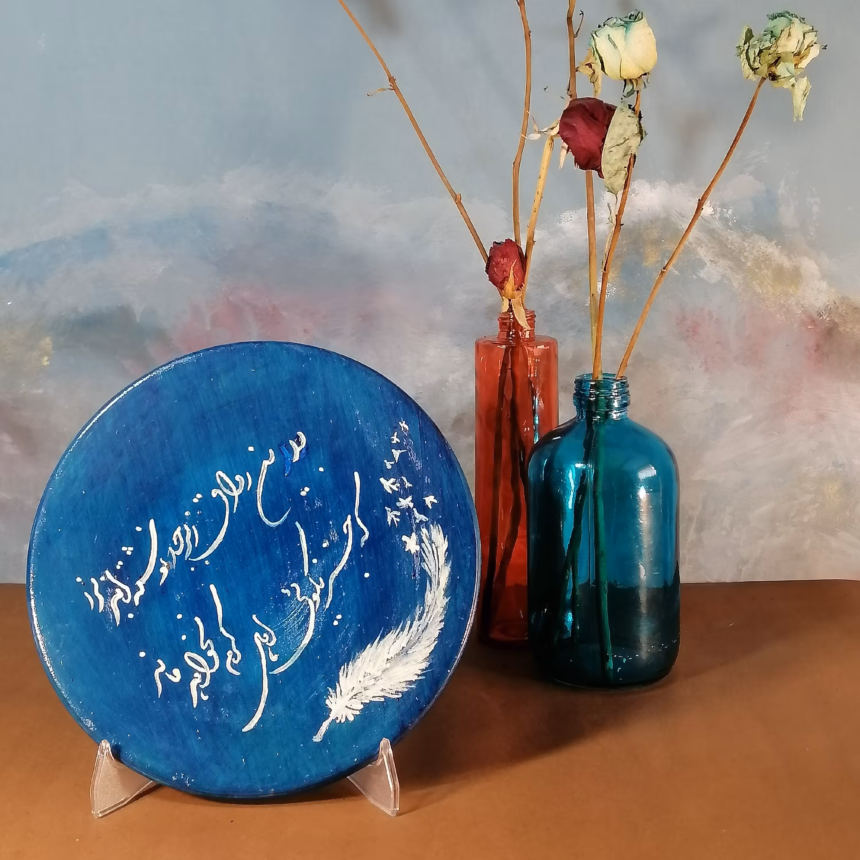 طرح بدین رواق زبرجد نوشته اندبه زر نقاشی روی سفال رنگ اکرلیک  قطر20cm  قابل شستشوباآب سردوابر جلا خورده وبراق