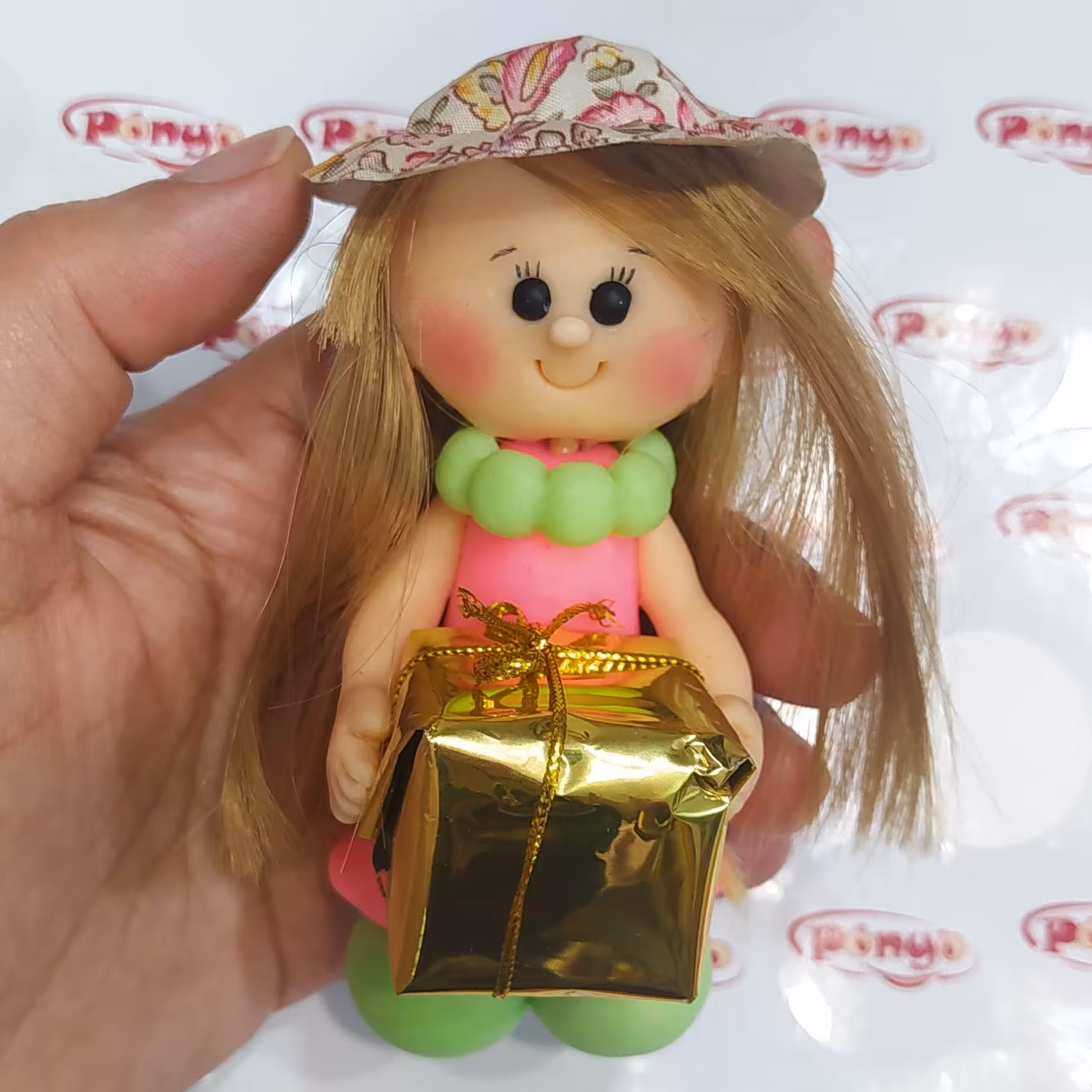 مجسمه دختر کادو دار 