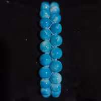 دستبند دو ردیفه شیک بند
دانه سفید با طرح آبی آبرنگی و نخ آبی