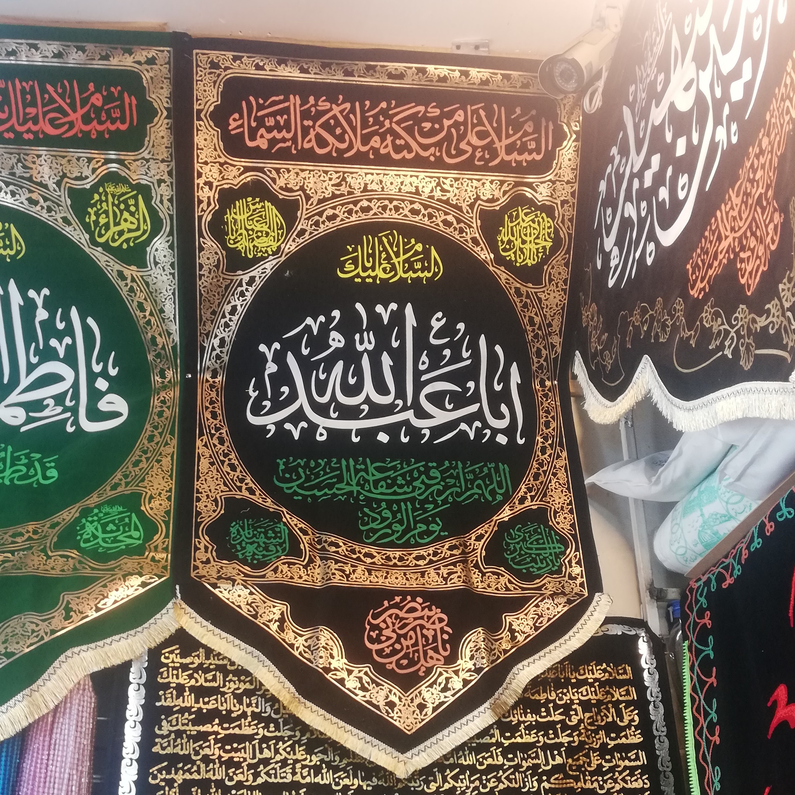 کتیبه عمودی مخمل طلاکوب
