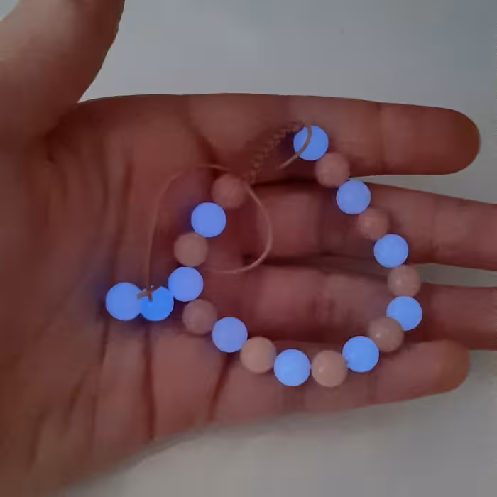 دستبند سنگ شبتاب دستبند سنگ شب نما صورتی و آبی با گره کشویی همراه با پاکت هدیه