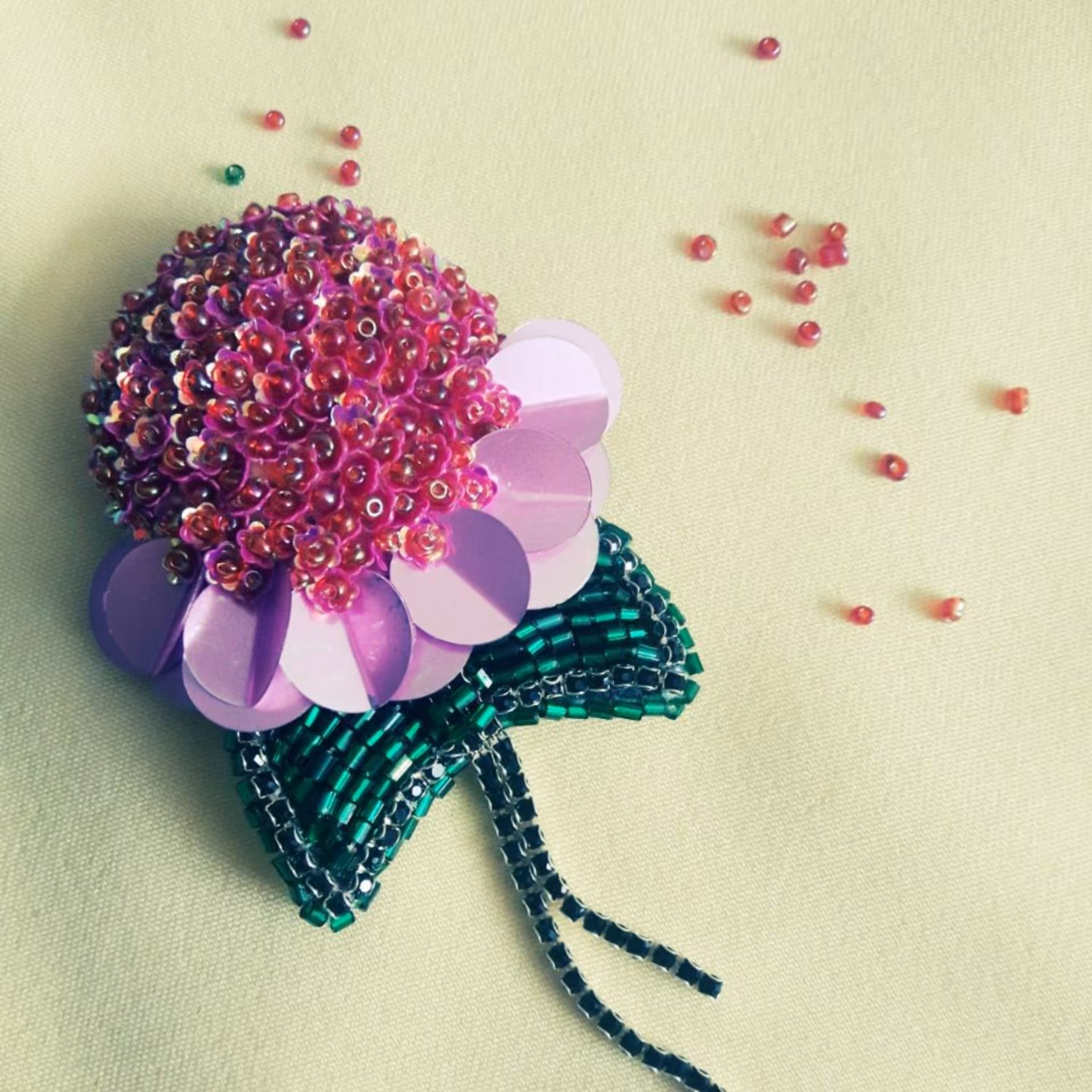 گل سینه جواهردوزی