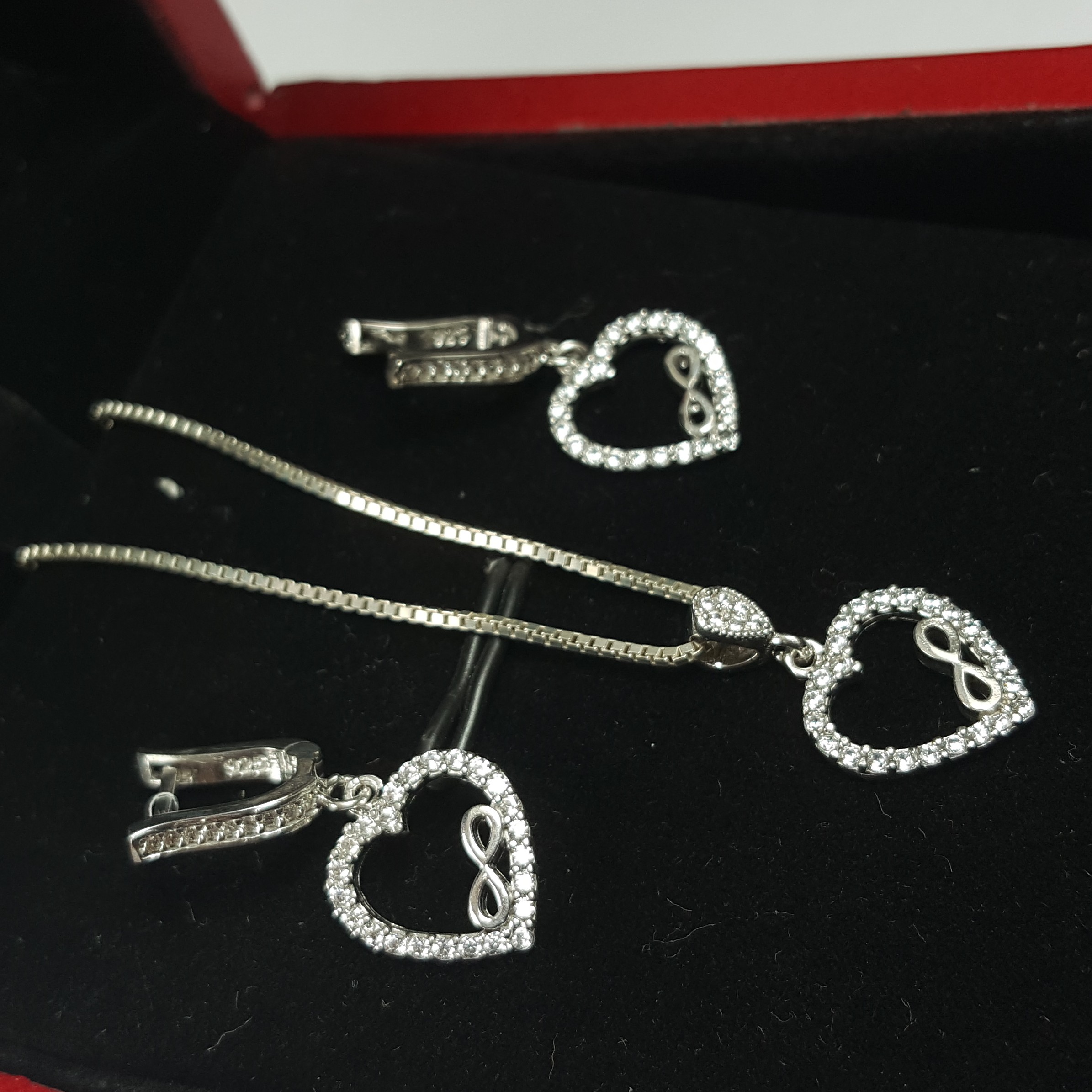 نیم ست نقره ابکار رادیوم درجه یک 
نگین اتمی درجه یک عیار 925
وزن نیم ست نقره 4.48 قیمت 587تومان 
وزن زنجیر3.2 قیمت 320تو