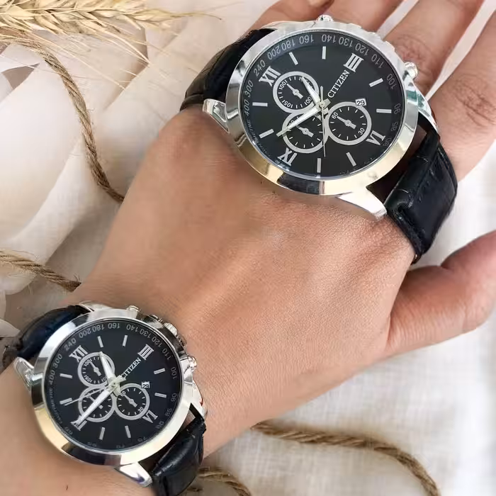 ست ساعت زنانه و مردانه  باهم مارک سیتیزن بندچرم مشکی صفحه مشکی قاب نقره ای. طرح سه موتوره