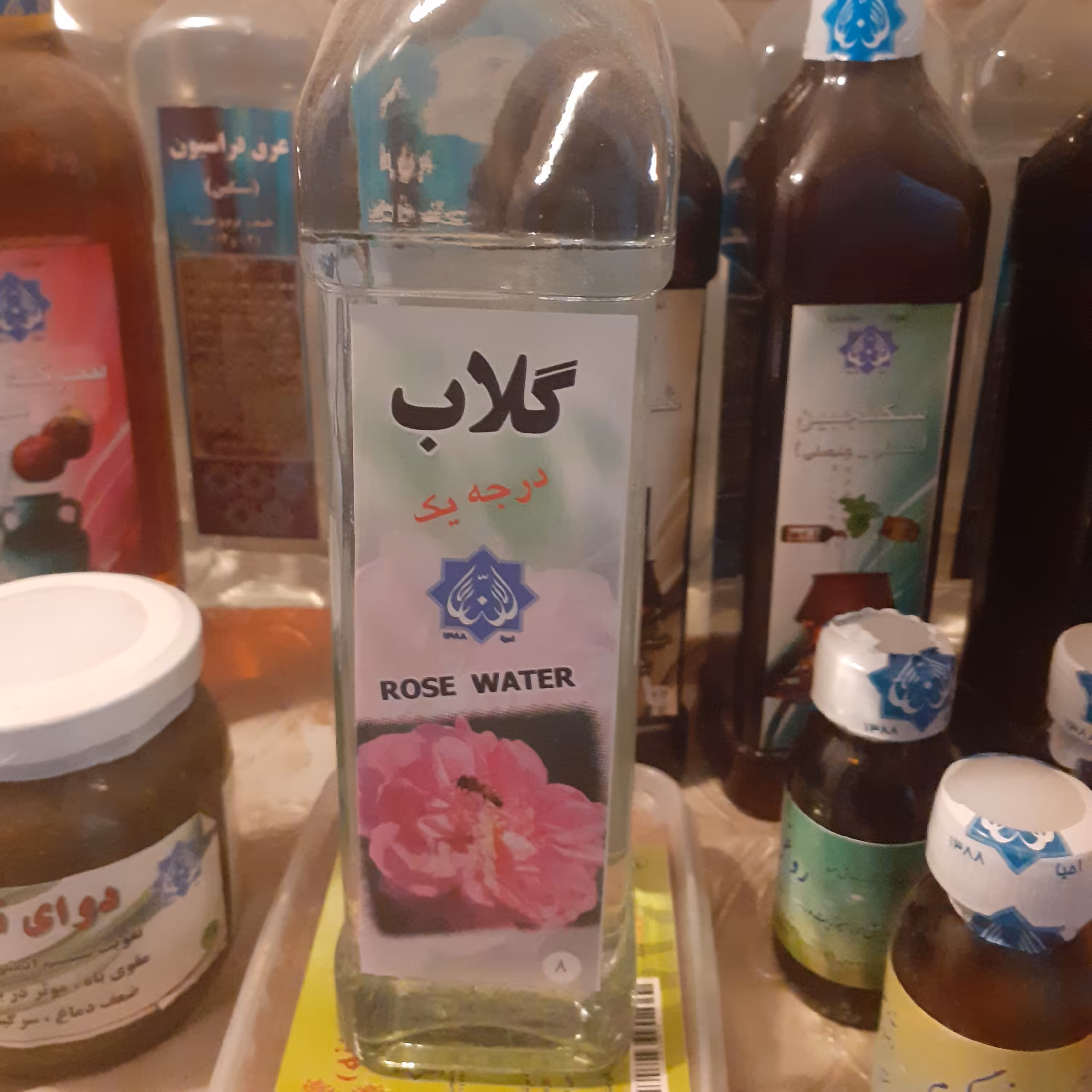 گلاب(عرق گیری شده در ظروف مسی با آب چشمه )