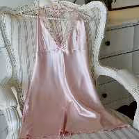 پیراهن  خواب و لباس خواب ساتن توردار خوشگل  سایزبزرگ و کوچک