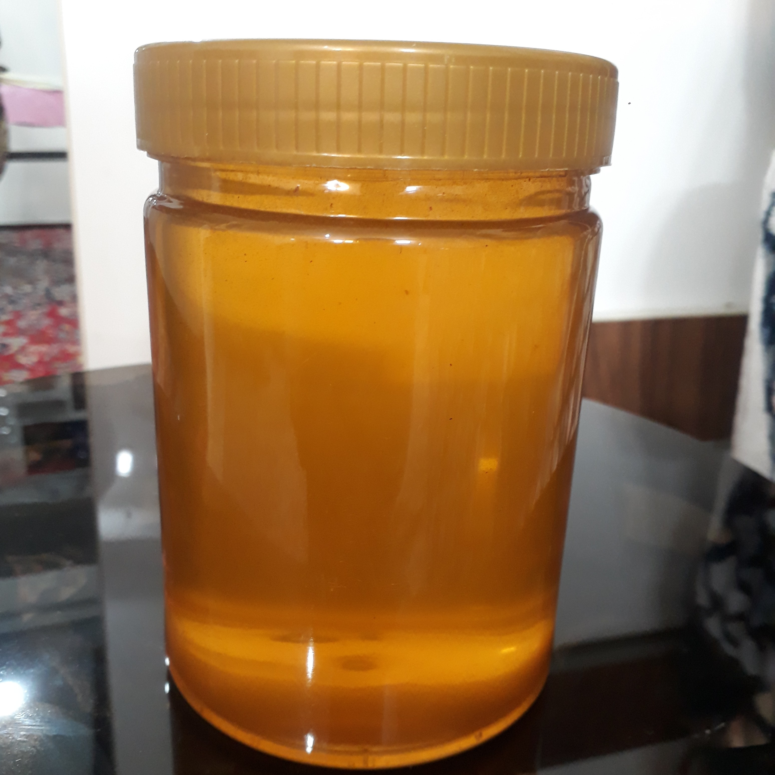 عسل چهل گیاه نیمه تغذیه (زنبوردارم) نصفش بواسطه شربت خردن-زنبور ها تولید کردن