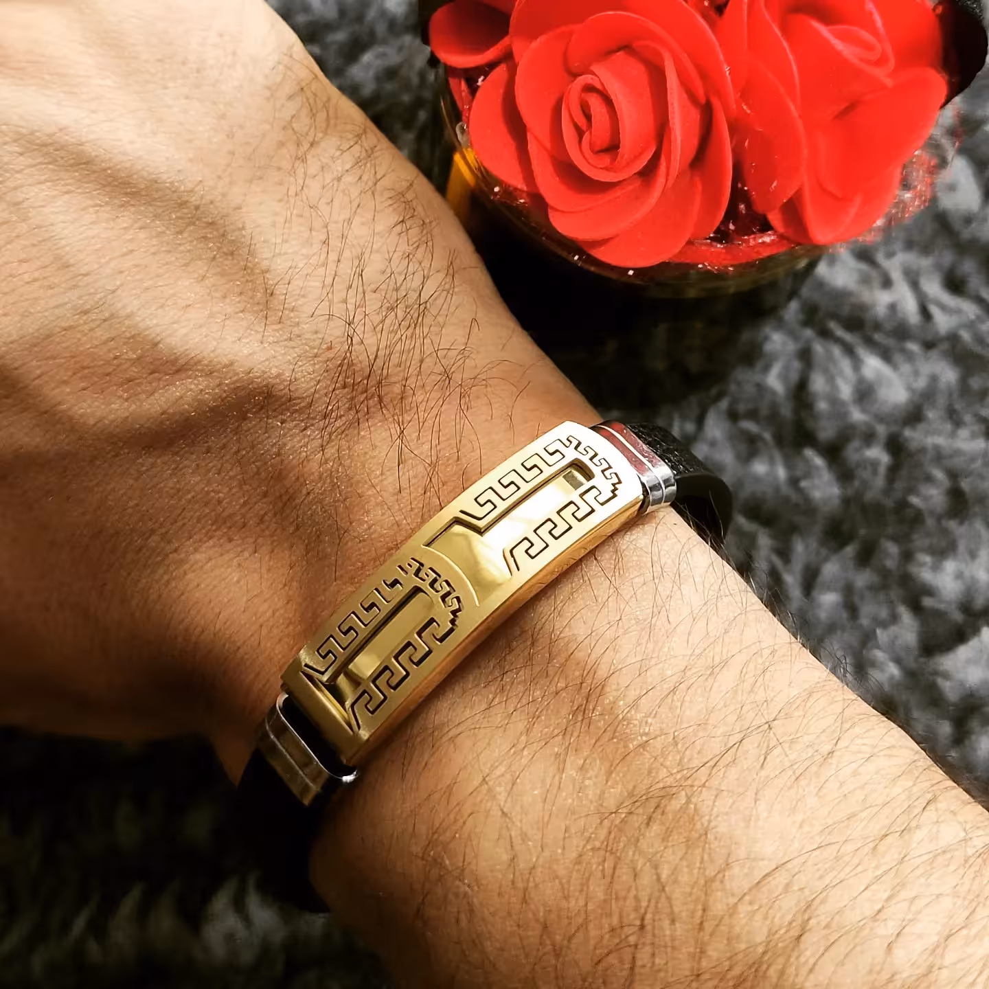 دستبند چرمی  ورساچه طلایی