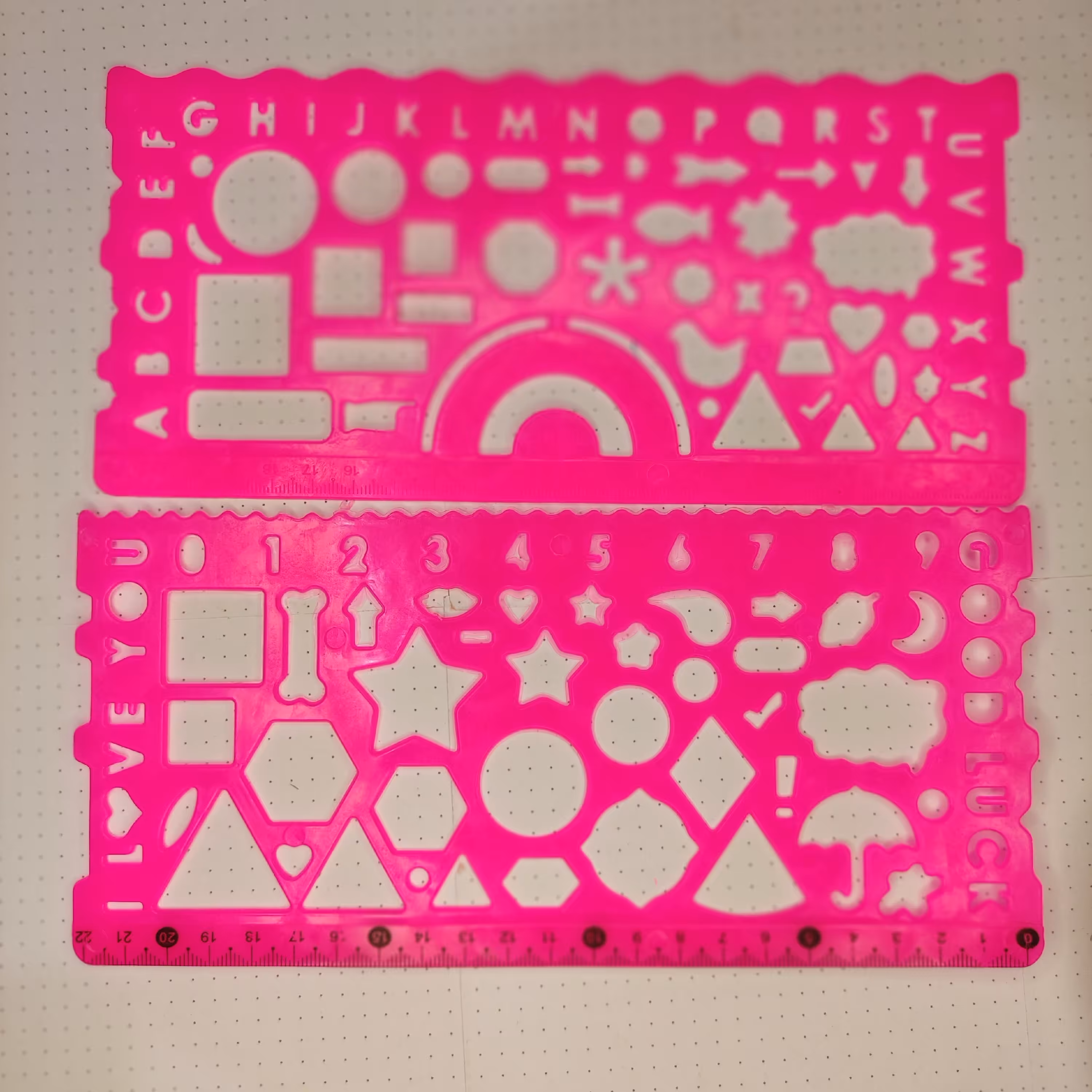 شابلون رنگ صورتی  طرح اشکال و حیوانات در پک دو عددی  